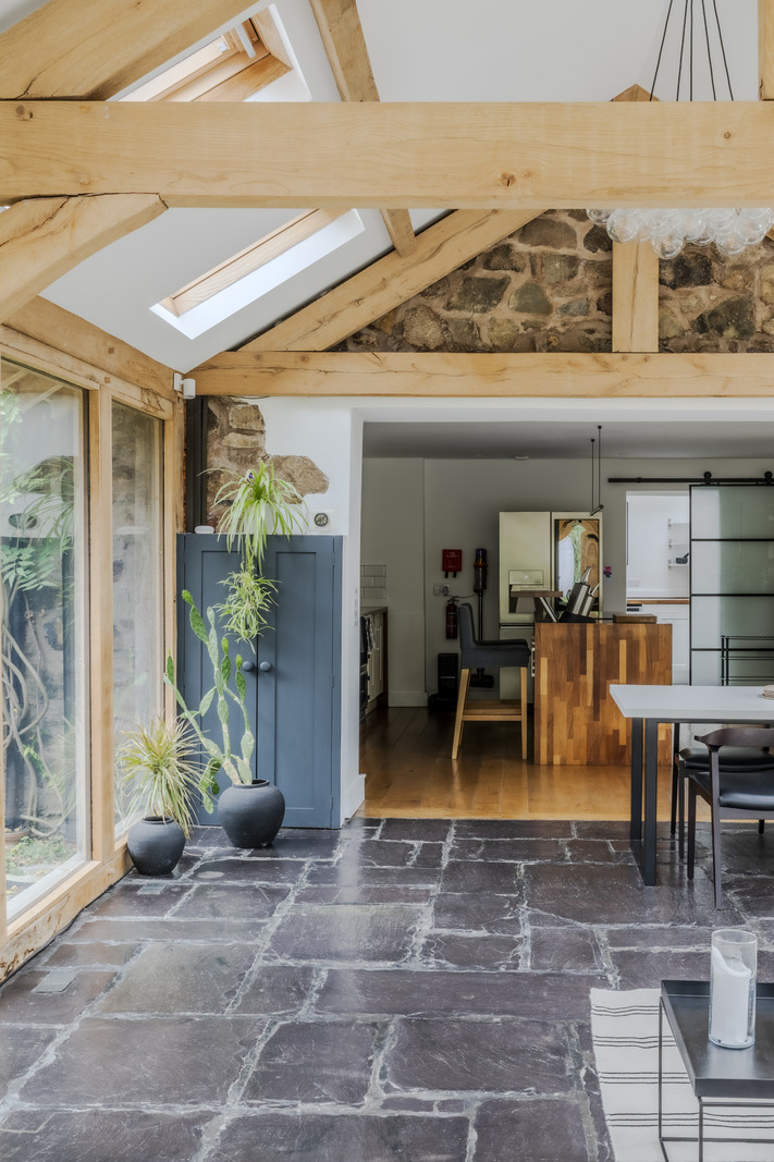 salon vitré avec poutres dans extension maison galloise rénovée