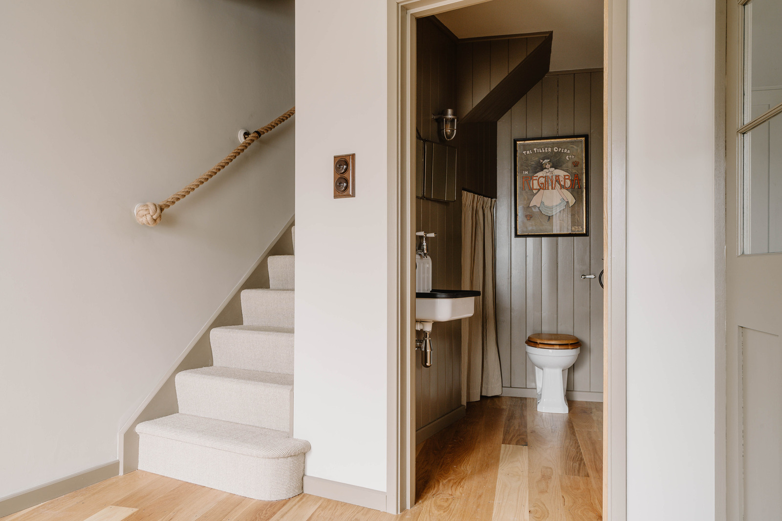 toilettes murs lambrissés vert kaki