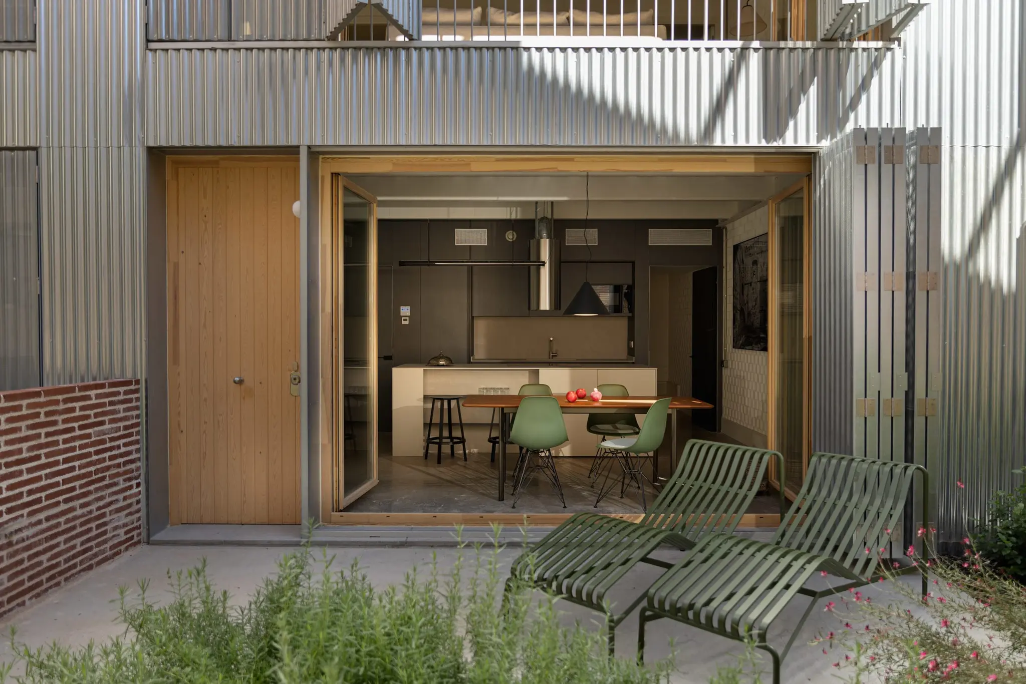 Un ancien entrepôt devient un triplex design avec jardin à Barcelone