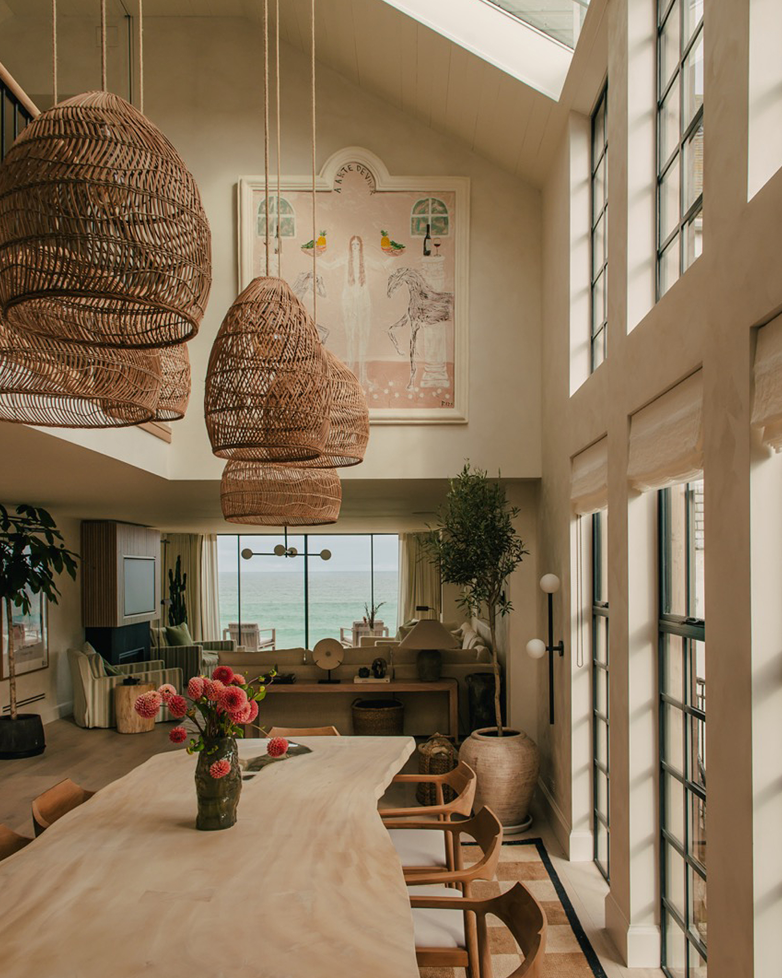 salle à manger et salon décoration contemporaine avec baie vitrée face à la mer salle à manger et salon décoration contemporaine avec baie vitrée face à la mer