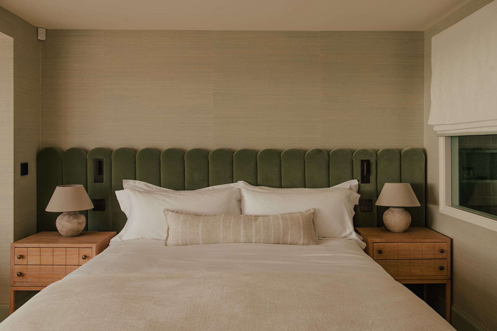chambre décoration contemporaine avec tête de lit velours vert chambre décoration contemporaine avec tête de lit velours vert