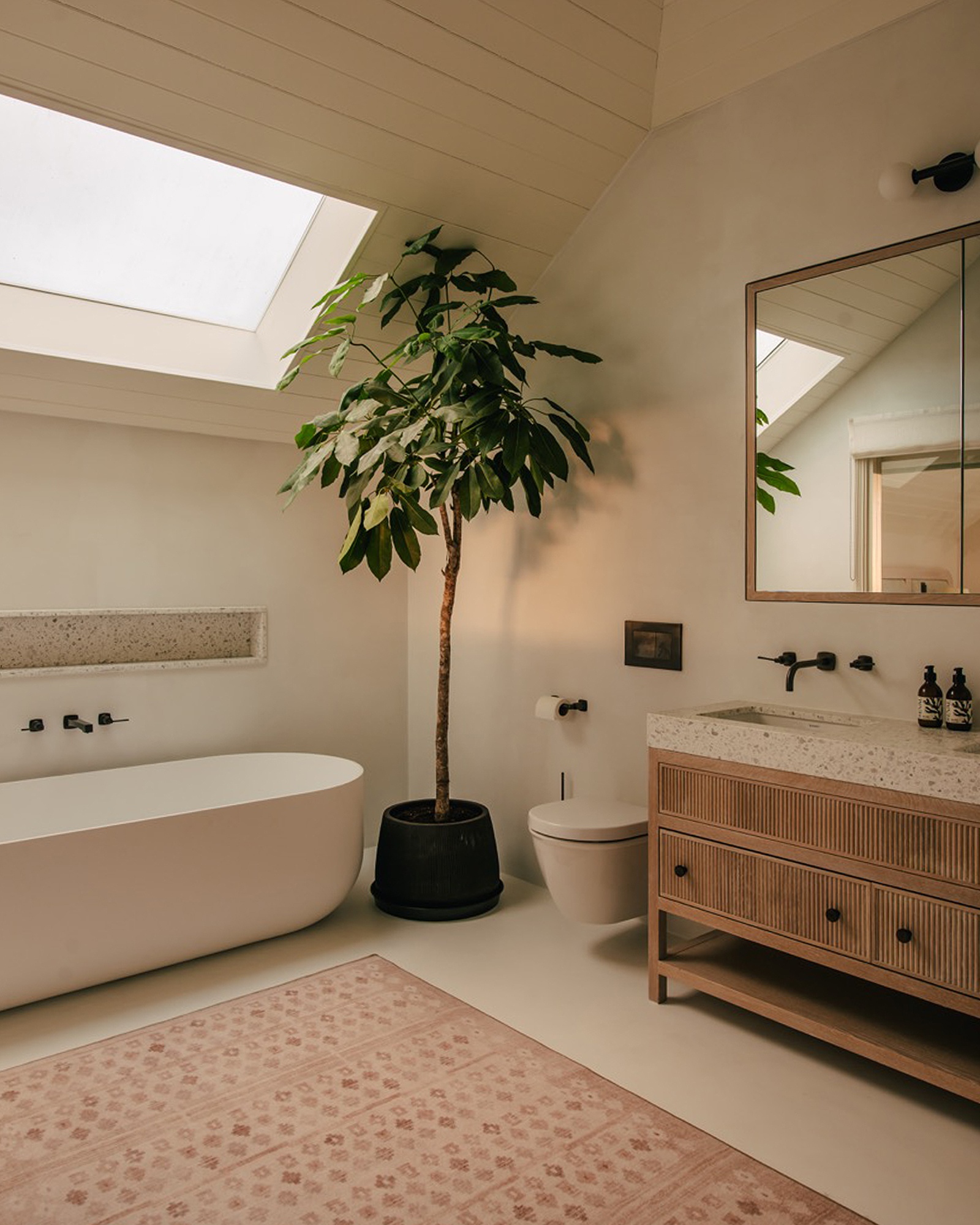 salle de bain contemporaine vasque marbre mobilier bois baignoire îlot design et velux salle de bain contemporaine vasque marbre mobilier bois baignoire îlot design et velux