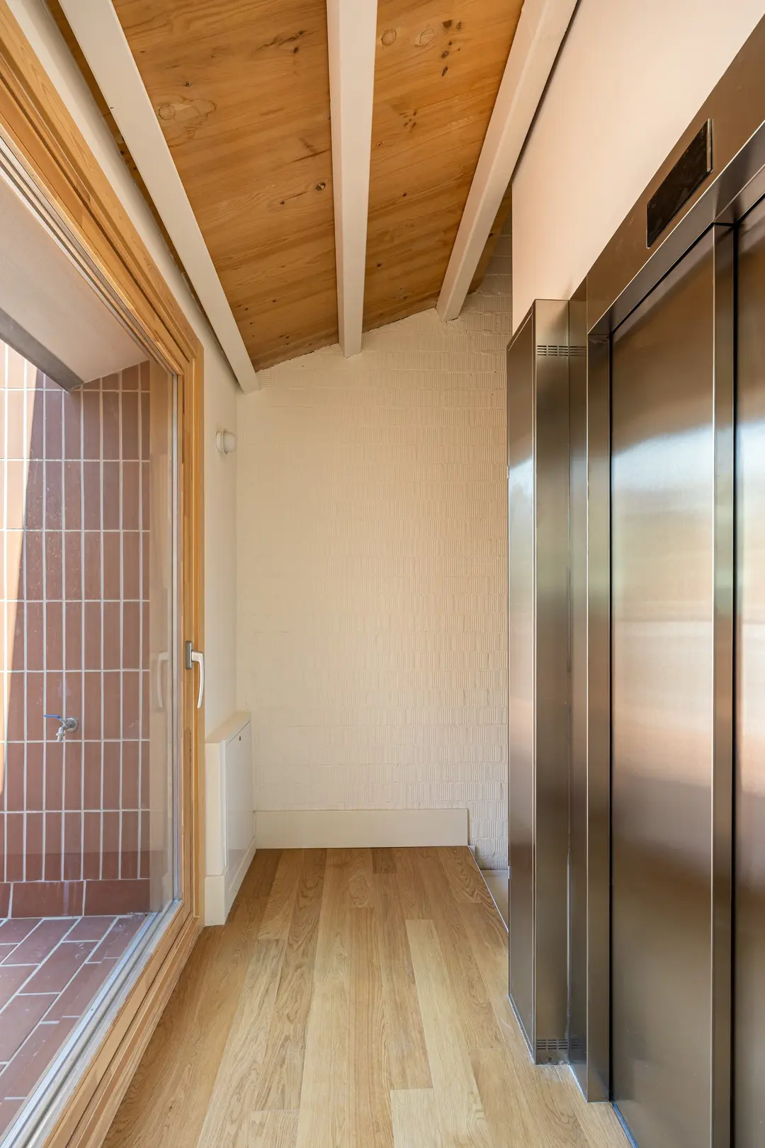 couloir avec portes ascenseur 