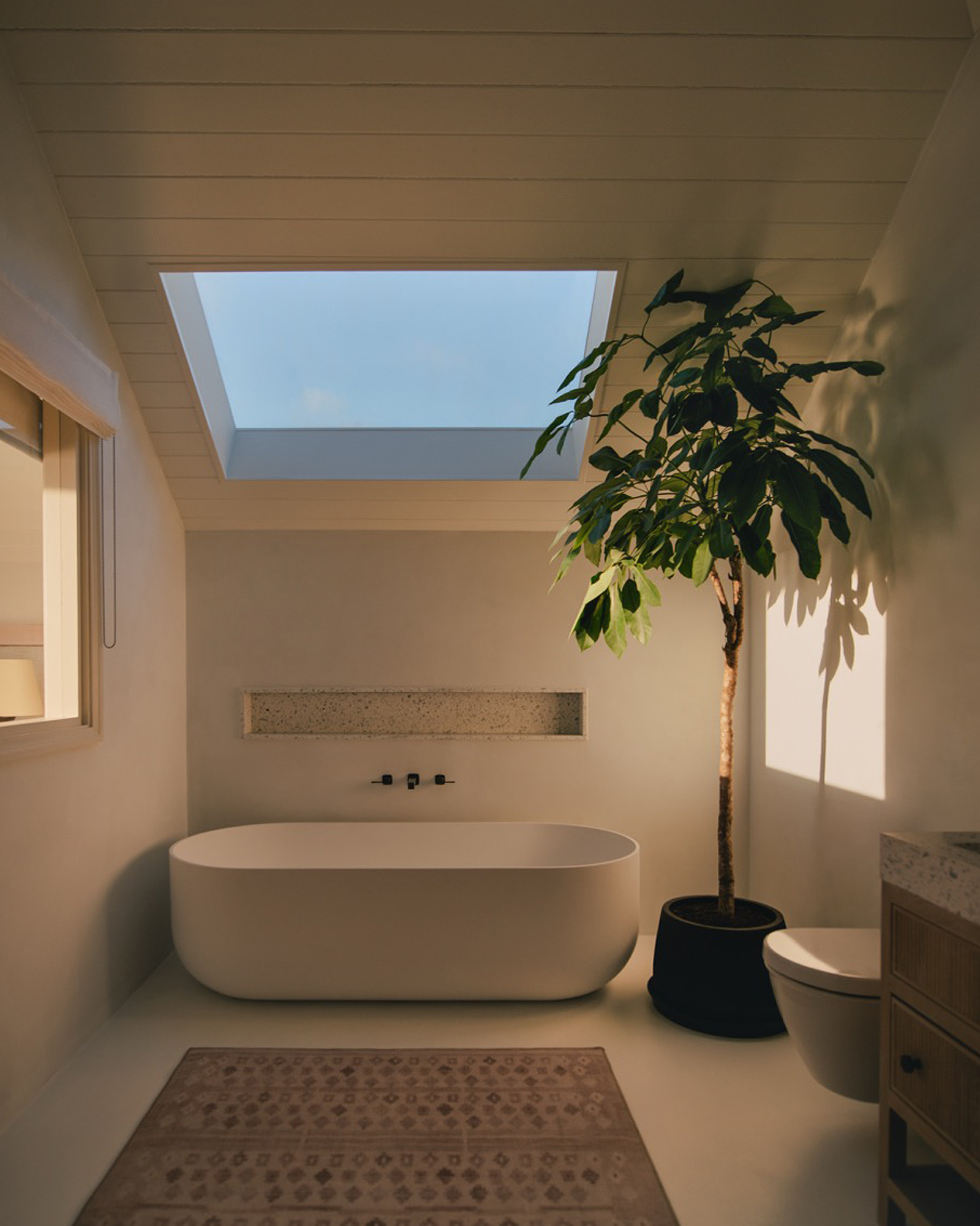 salle de bain contemporaine baignoire îlot sous velux salle de bain contemporaine baignoire îlot sous velux