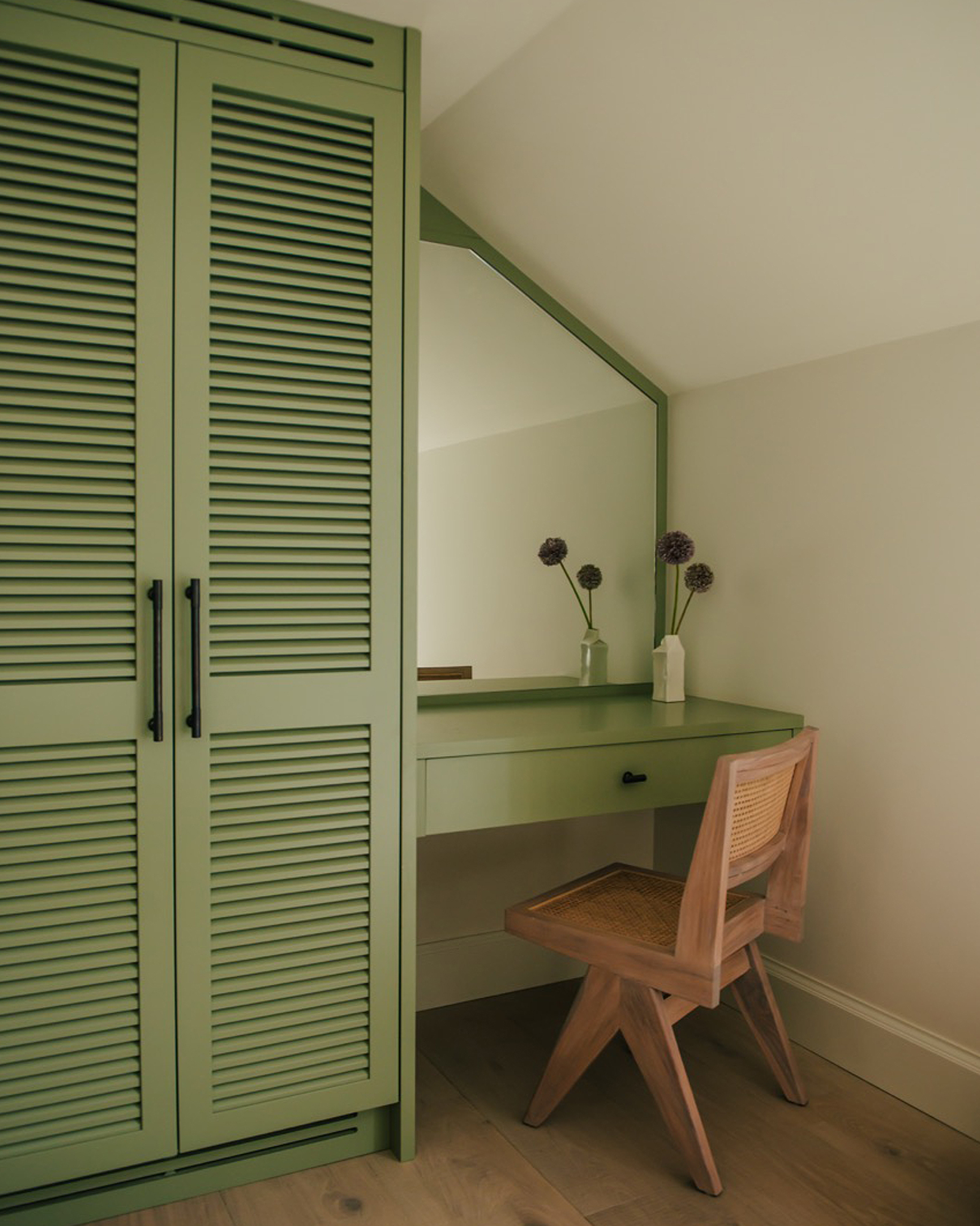 espace bureau et dressing couleur verte dans chambre mansardée espace bureau et dressing couleur verte dans chambre mansardée