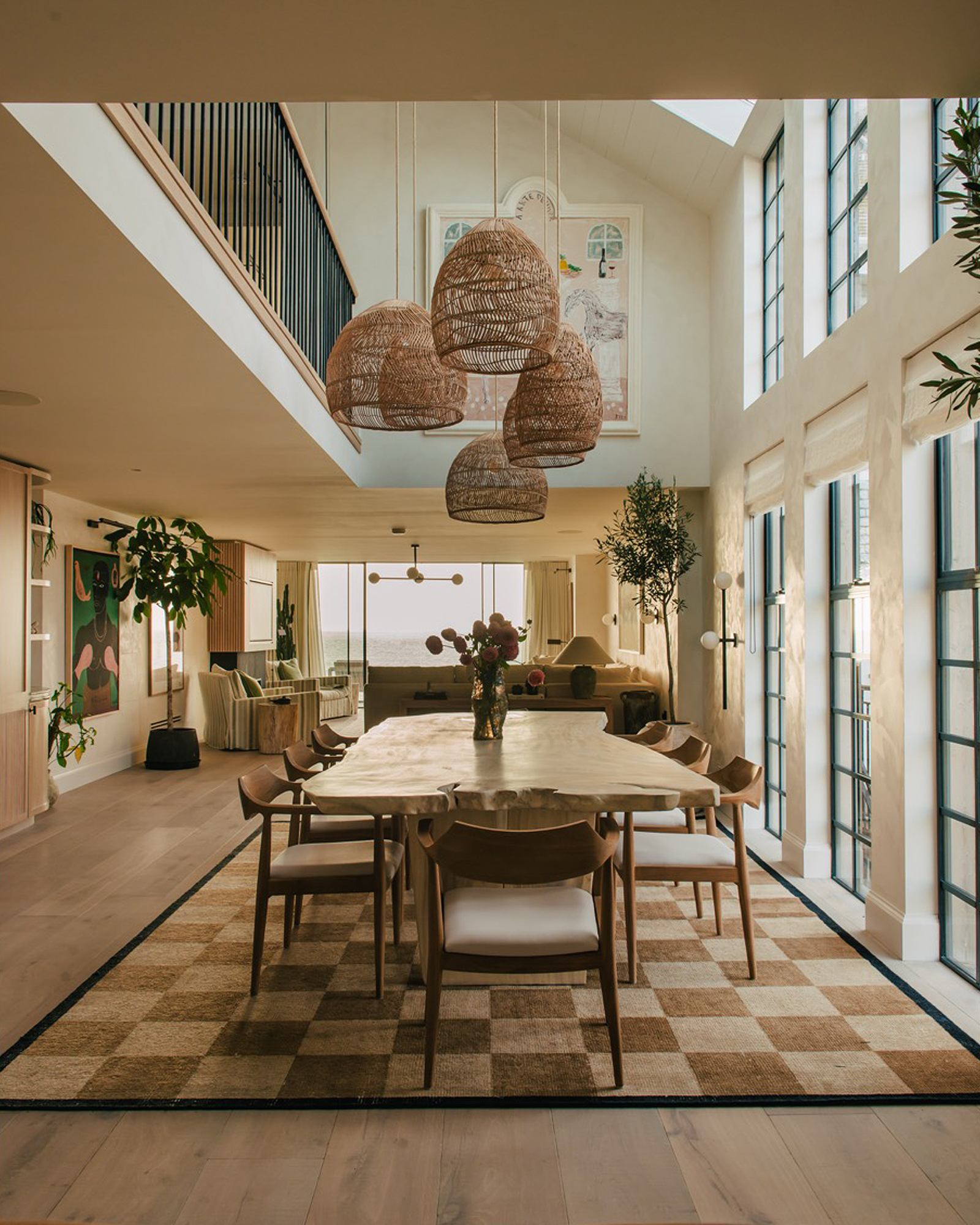 salle à manger et salon décoration contemporaine avec baie vitrée face à la mer salle à manger et salon décoration contemporaine avec baie vitrée face à la mer