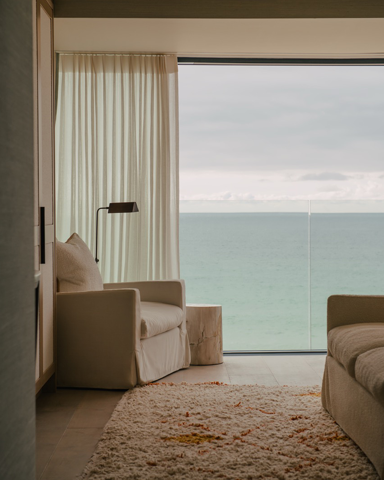 chambre décoration contemporaine avec baie vitrée face à la mer chambre décoration contemporaine avec baie vitrée face à la mer