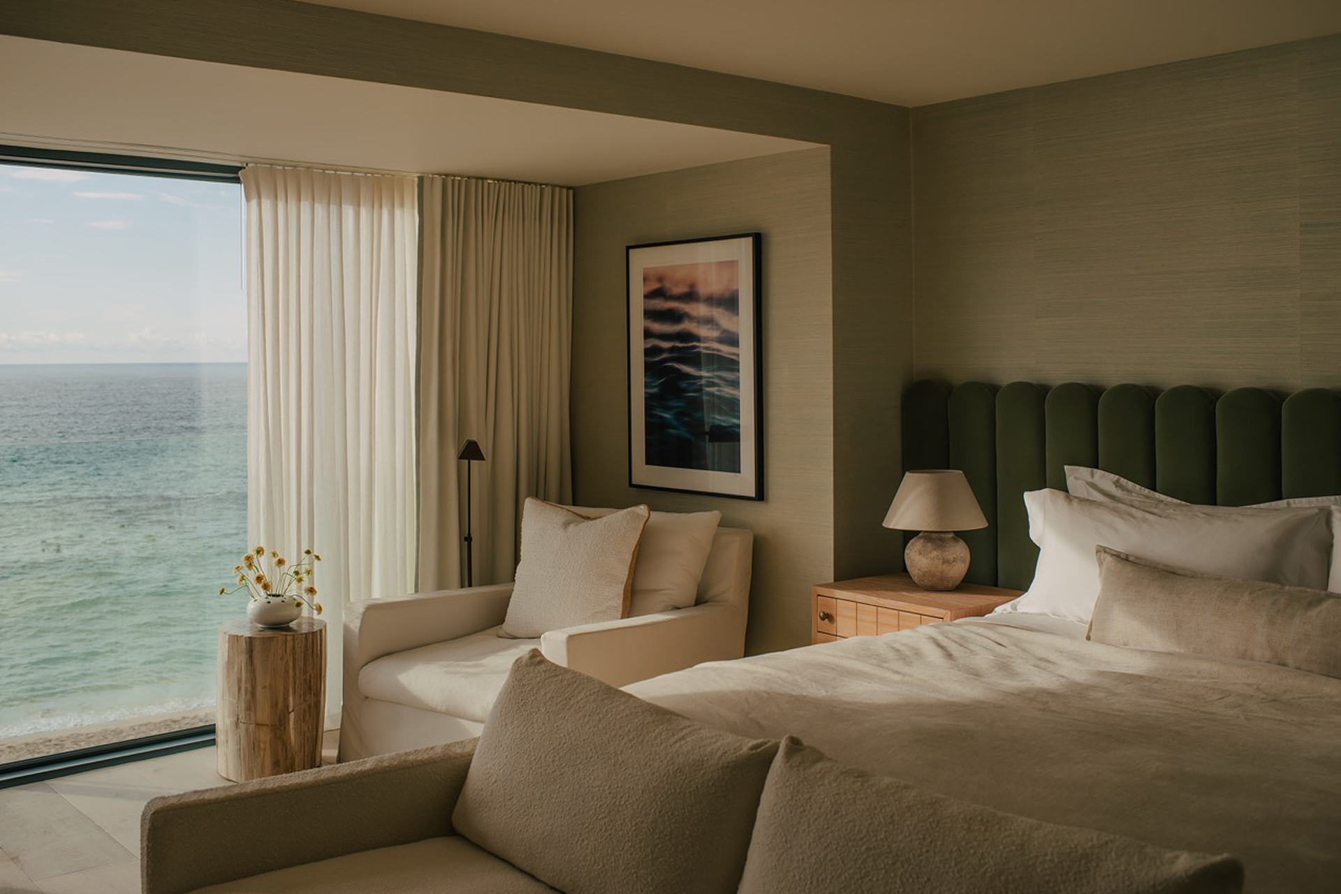 chambre décoration contemporaine avec baie vitrée face à la mer chambre décoration contemporaine avec baie vitrée face à la mer