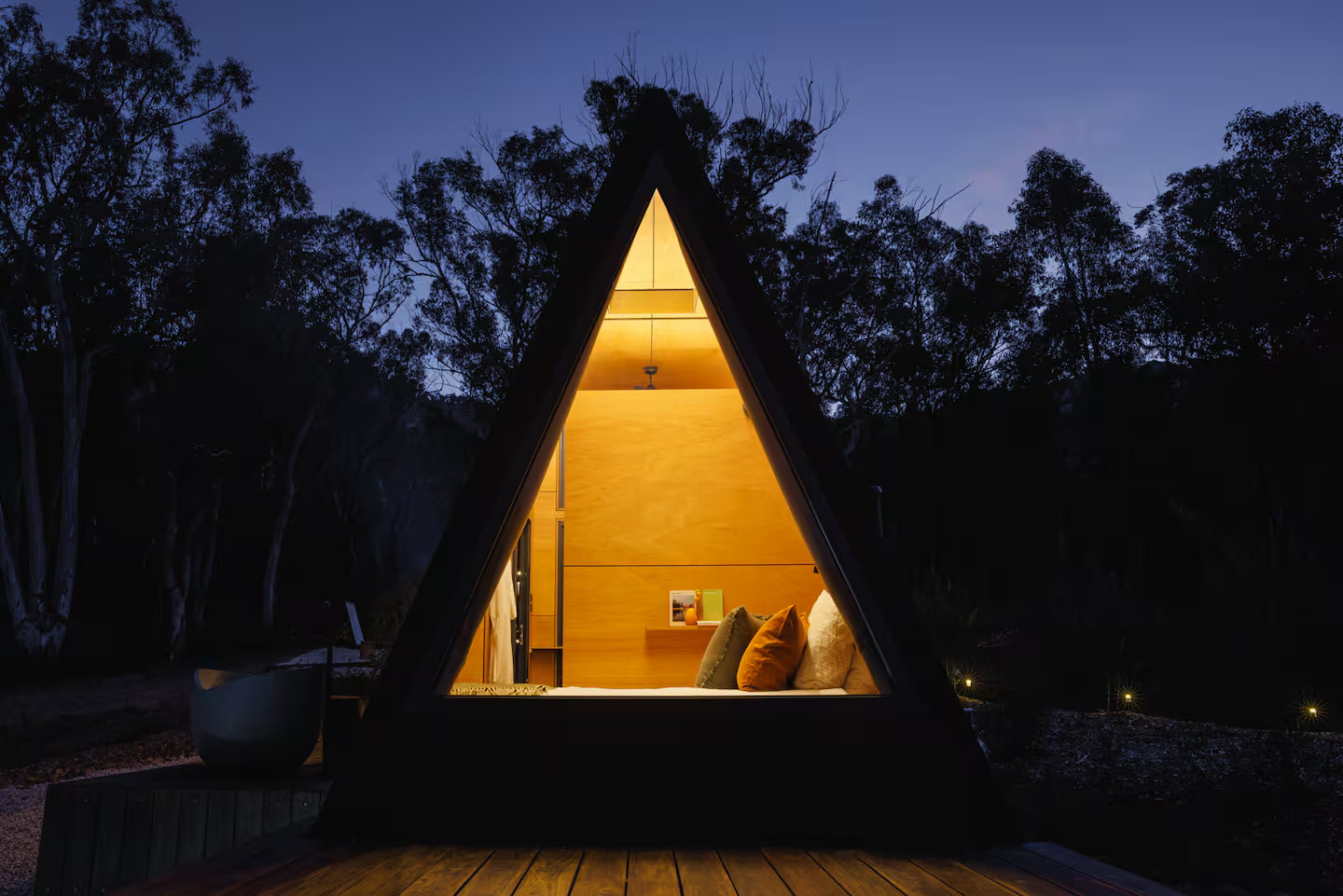 mini maison design conçue par un architecte entourée de nature et hors réseaux mini maison design conçue par un architecte entourée de nature et hors réseaux