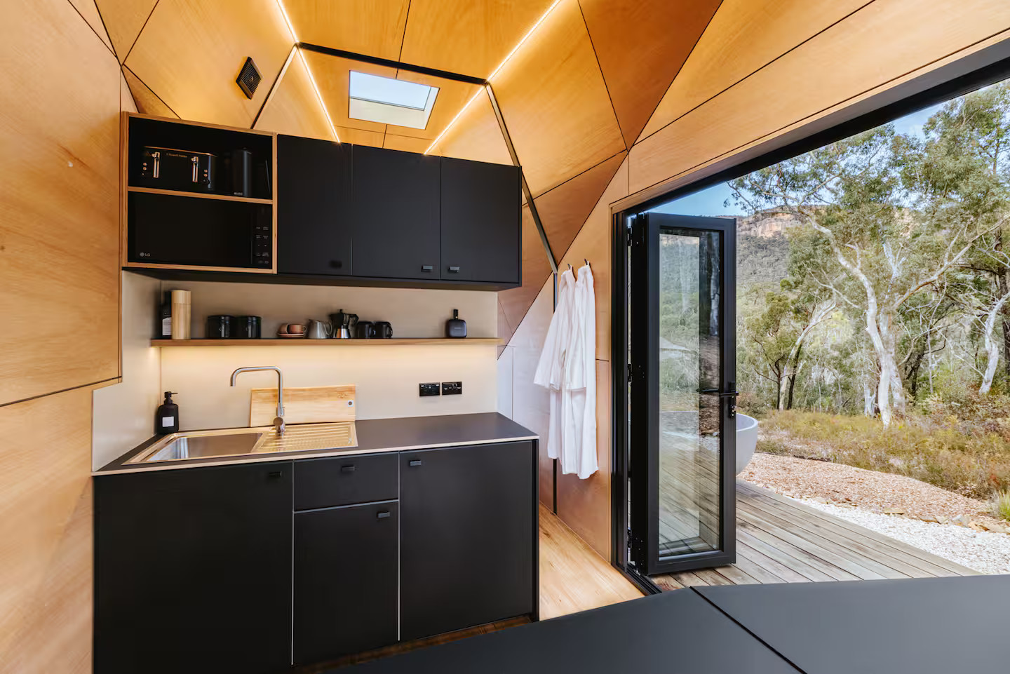 cuisine mini maison design conçue par un architecte entourée de nature et hors réseaux cuisine mini maison design conçue par un architecte entourée de nature et hors réseaux