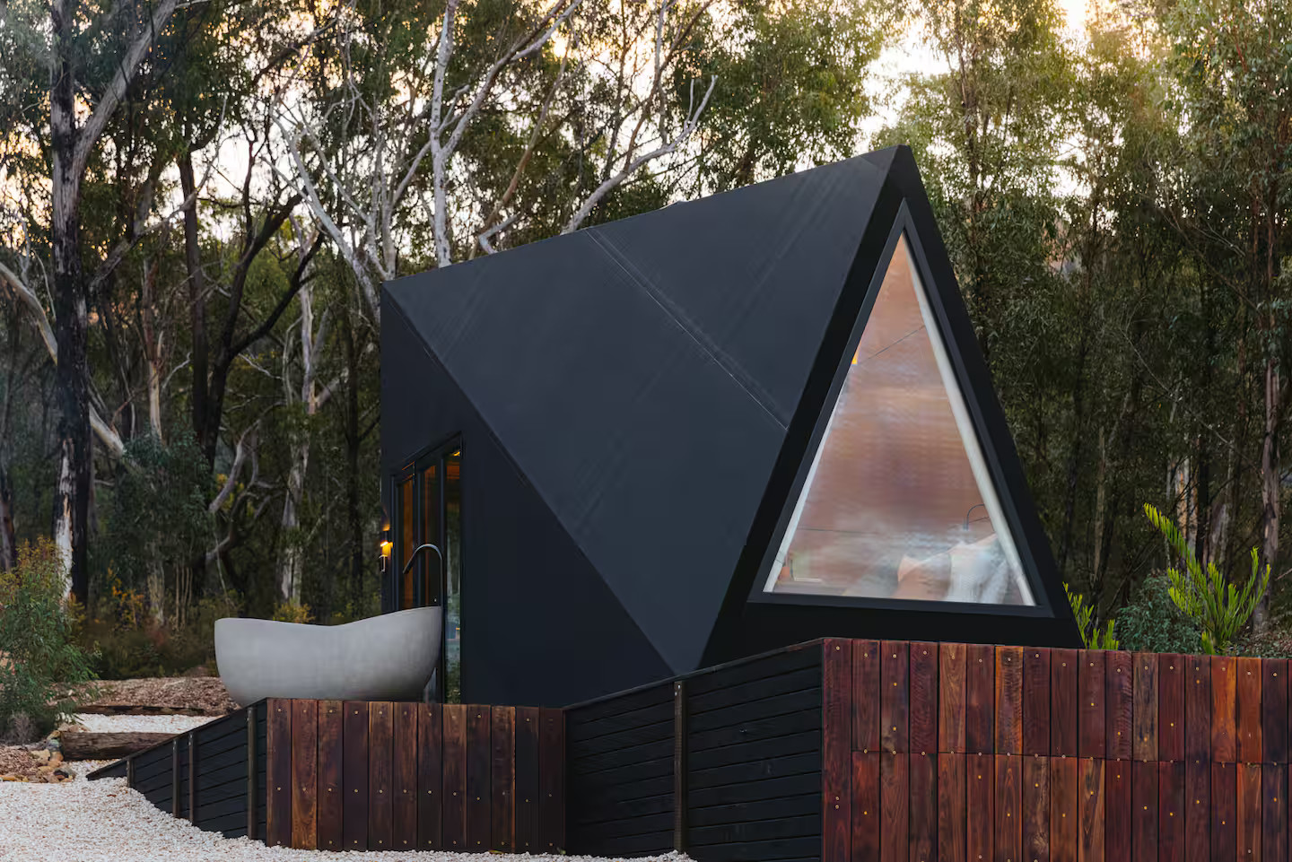 mini maison design conçue par un architecte entourée de nature et hors réseaux mini maison design conçue par un architecte entourée de nature et hors réseaux