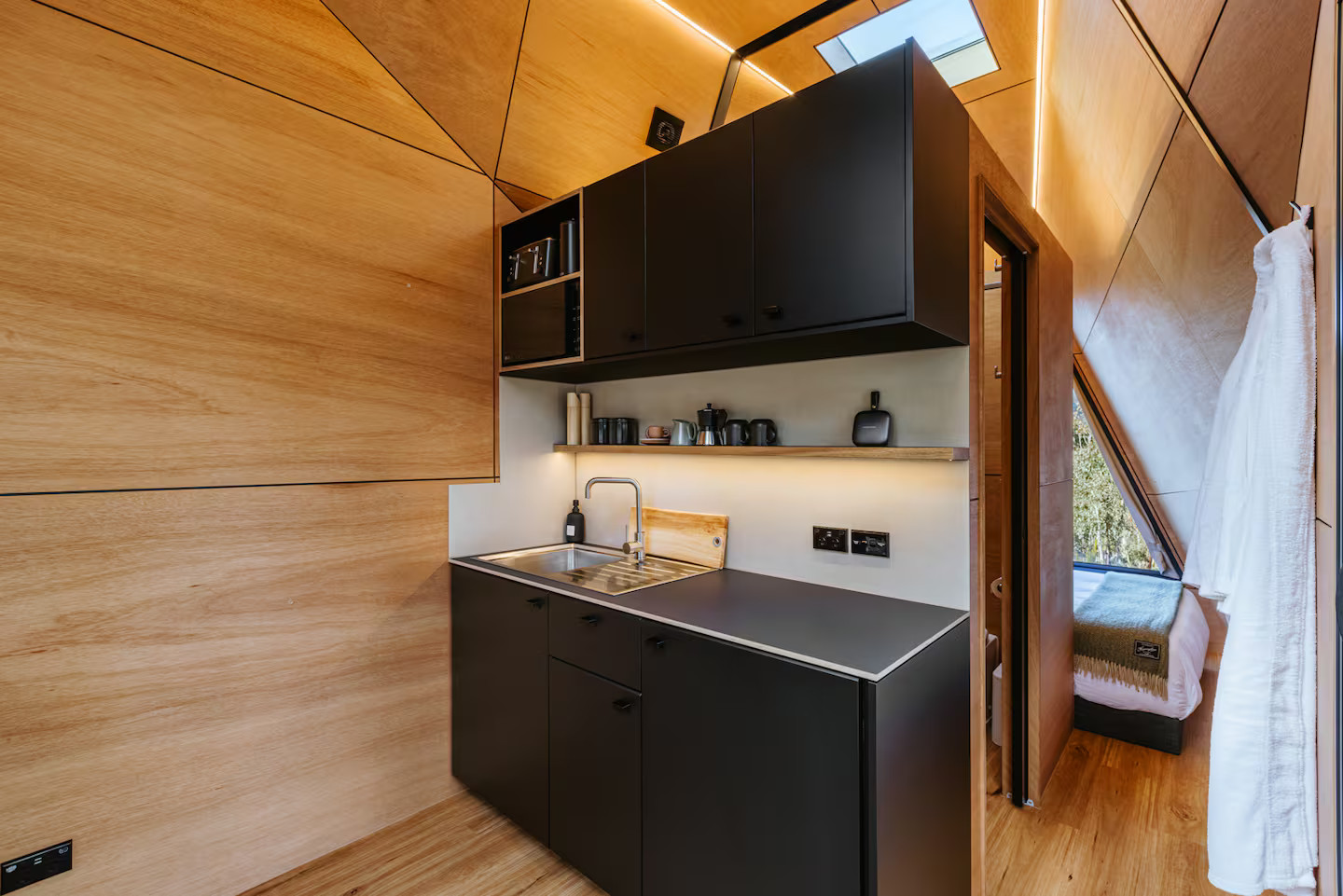cuisine mini maison design conçue par un architecte entourée de nature et hors réseaux cuisine mini maison design conçue par un architecte entourée de nature et hors réseaux