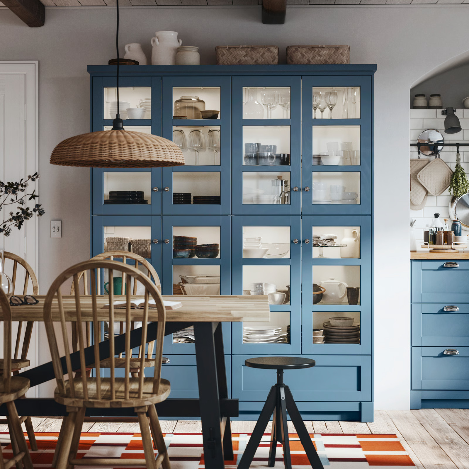cuisine IKEA Lerhyttan bleue avec îlot central et garde-manger, ambiance lumineuse et familiale