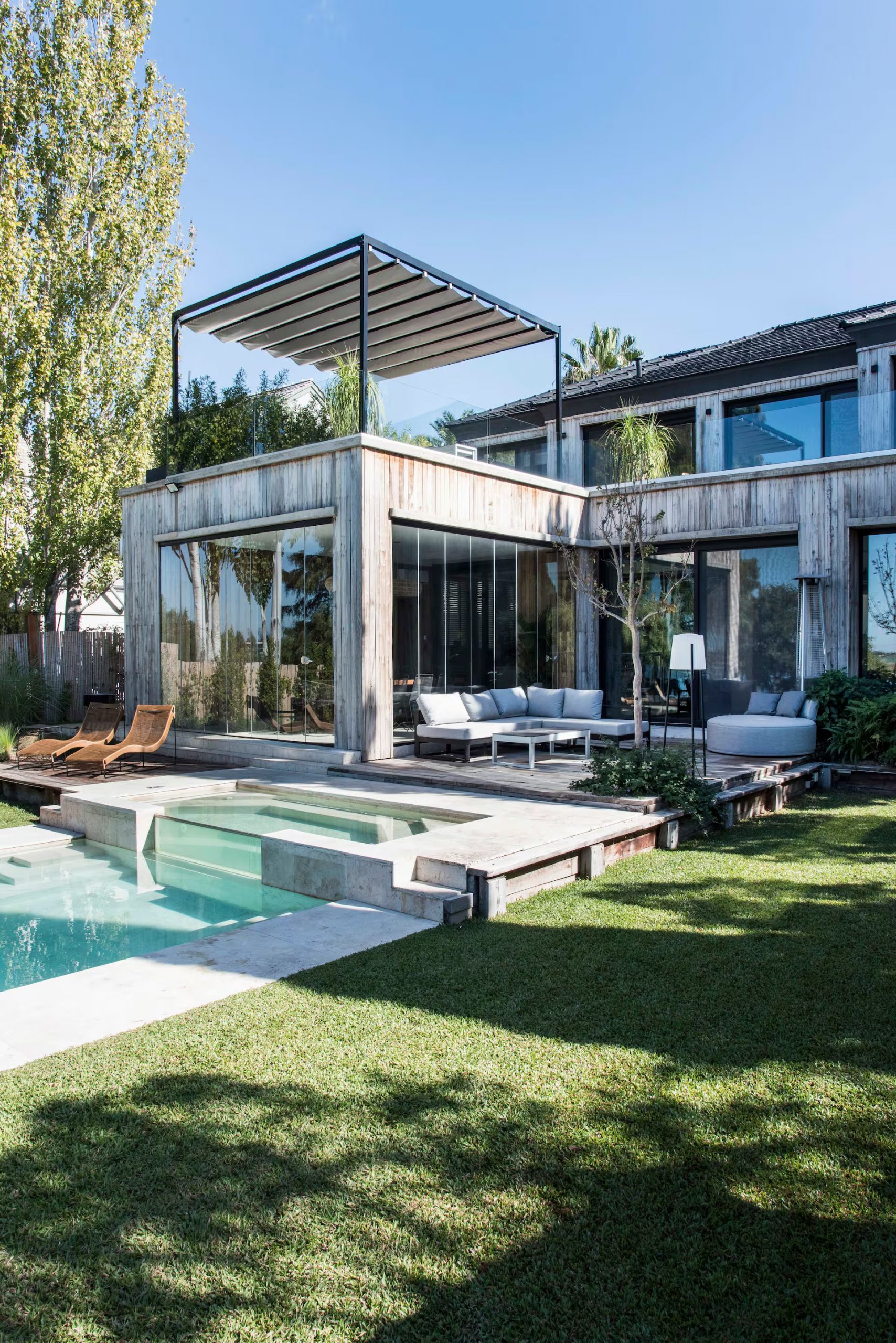 maison contemporaine avec façade bois et piscine maison contemporaine avec façade bois et piscine