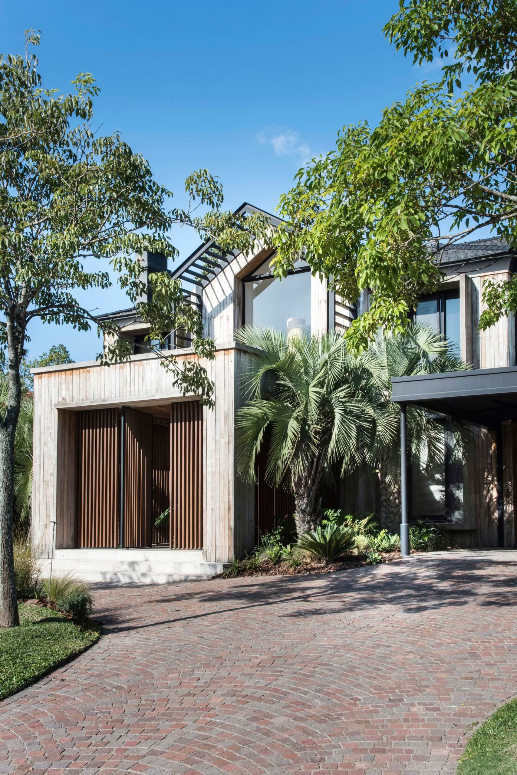 maison contemporaine avec façade bois et piscine maison contemporaine avec façade bois et piscine
