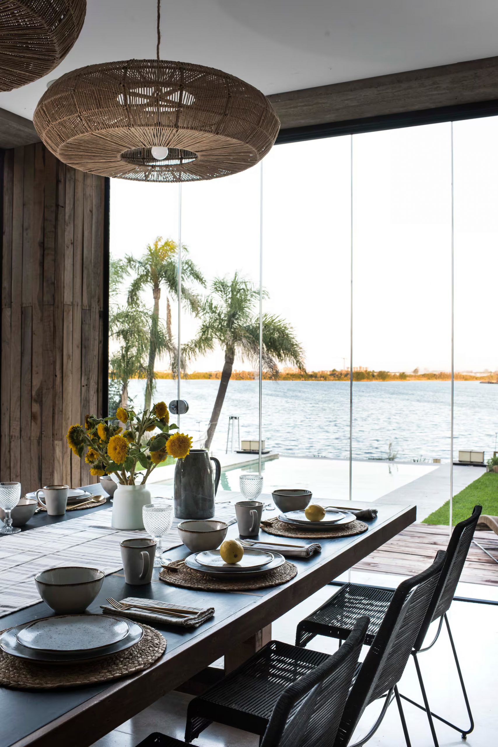 salle à manger avec baie vitrée vue lac maison contemporaine salle à manger avec baie vitrée vue lac maison contemporaine