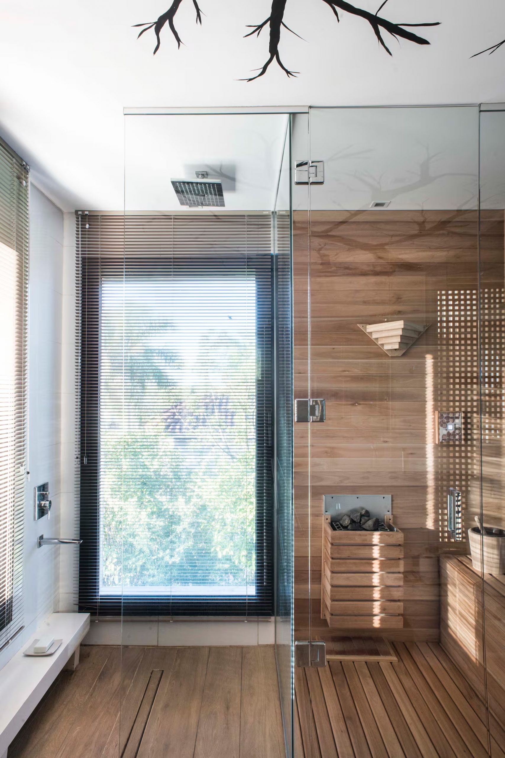 salle de bain moderne avec baies vitrées et murs bois salle de bain moderne avec baies vitrées et murs bois