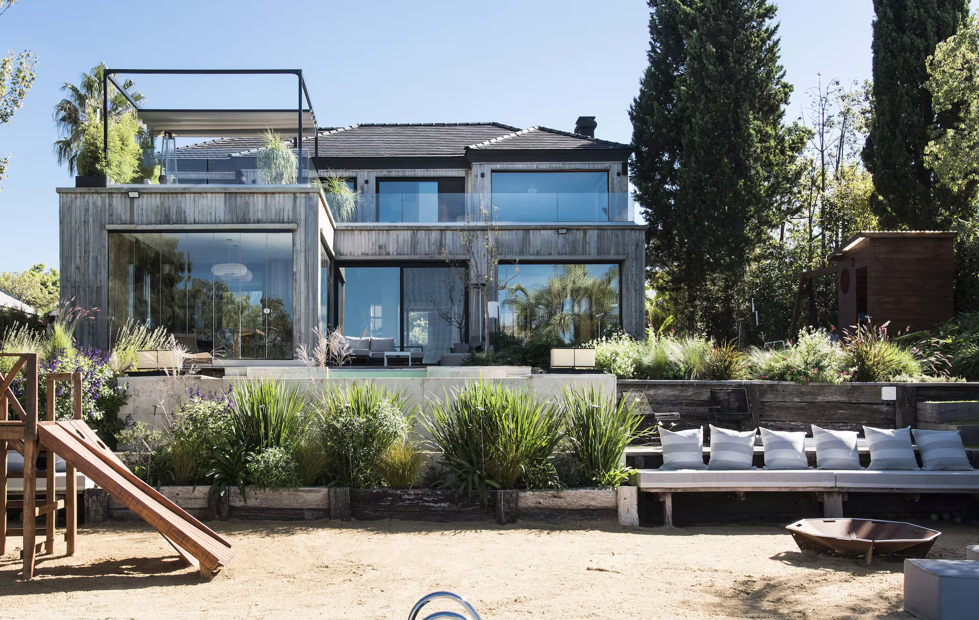maison contemporaine avec façade bois et piscine maison contemporaine avec façade bois et piscine