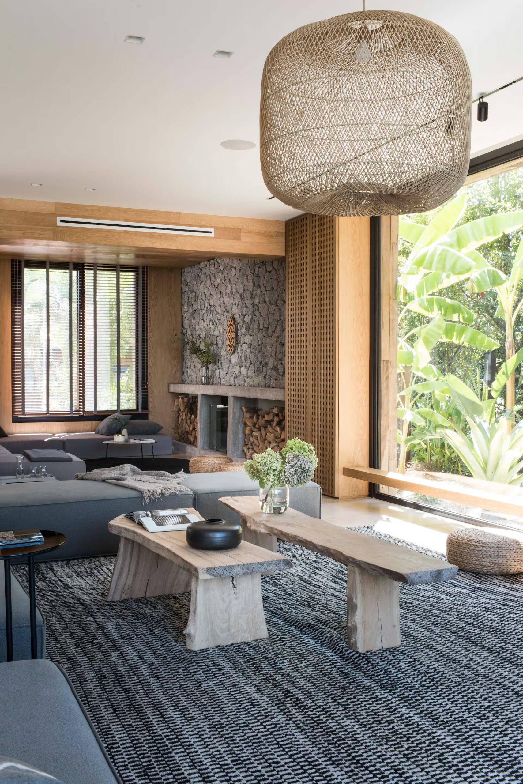 salon moderne gris et bois maison contemporaine avec cheminée pierres salon moderne gris et bois maison contemporaine avec cheminée pierres