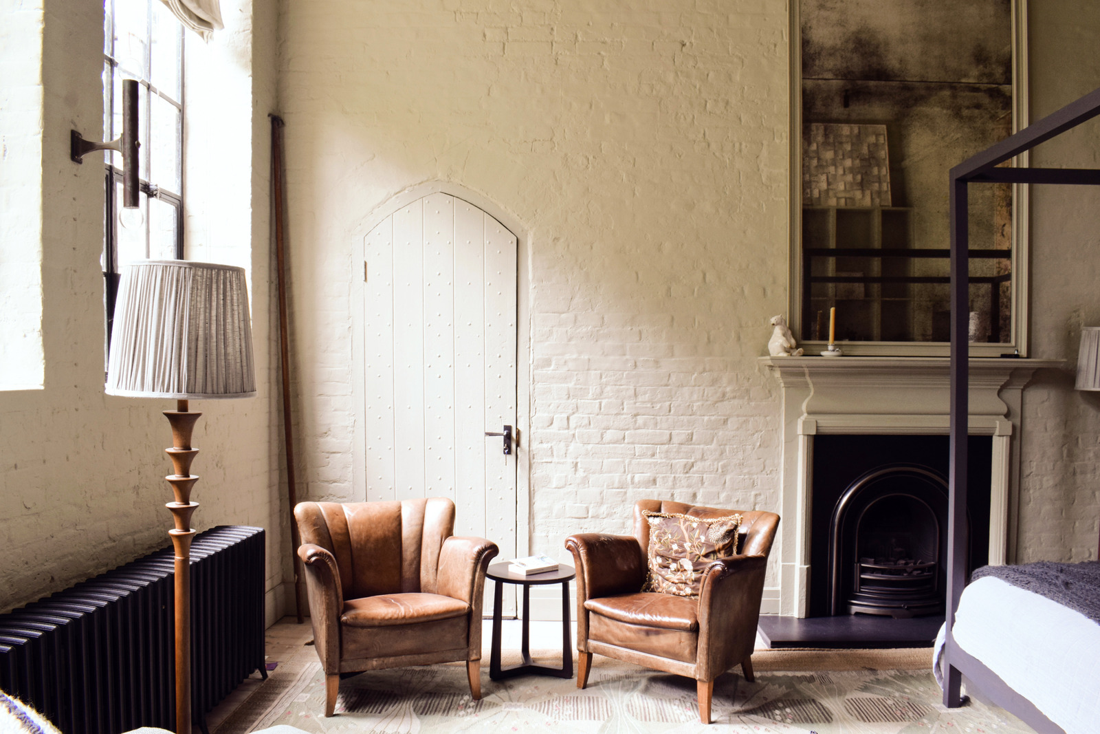 chambre lit à baldaquin duplex 214m2 dans ancienne école Londres avec cheminée chambre lit à baldaquin duplex 214m2 dans ancienne école Londres avec cheminée
