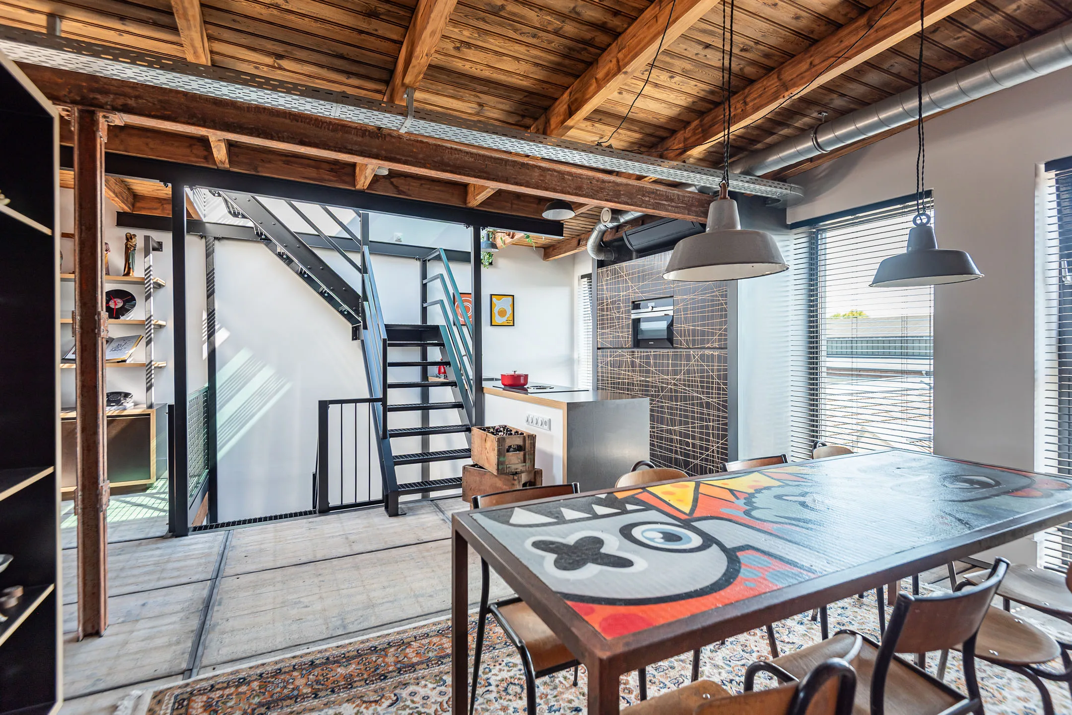 salle à manger et cuisine loft décoration éclectique et colorée