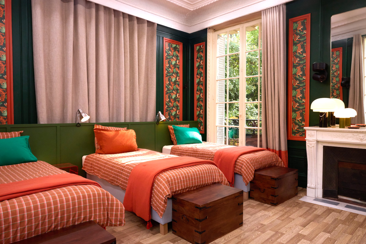 chambre avec trois lits décoration colorée chambre avec trois lits décoration colorée