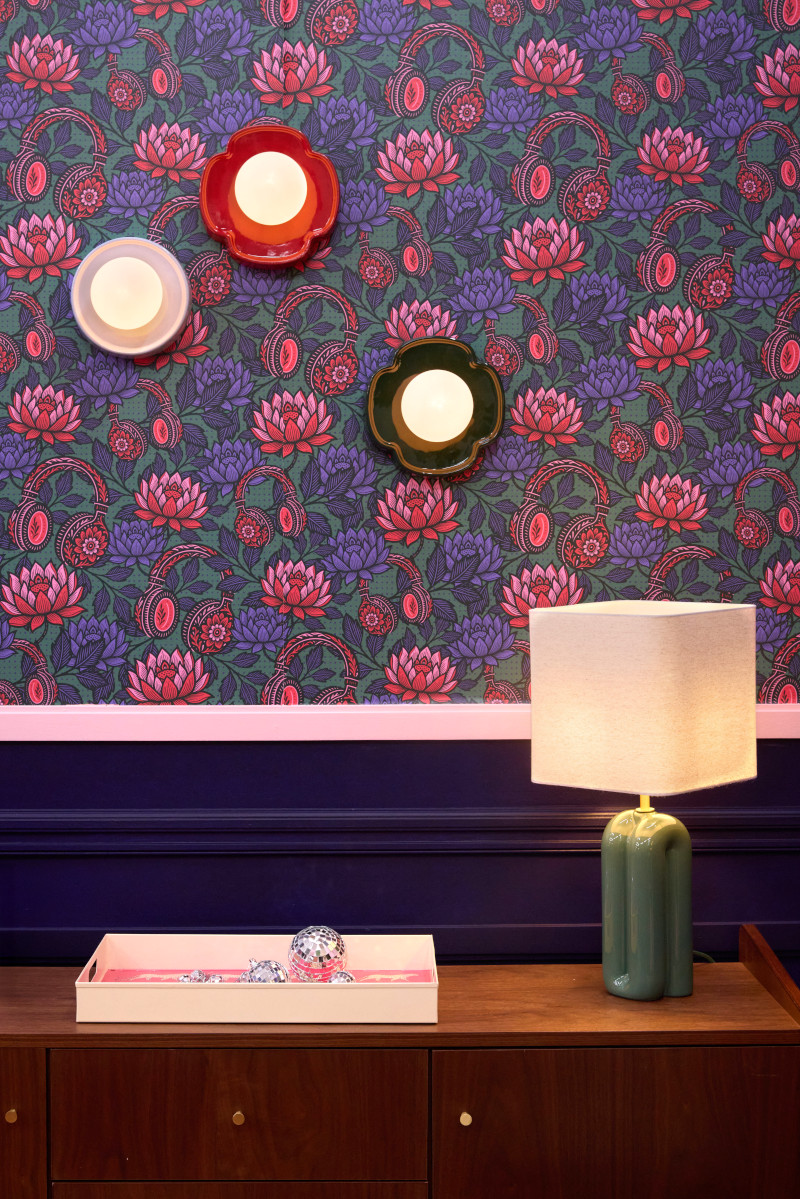 salon papier-peint floral très coloré violet, vert et rouge salon papier-peint floral très coloré violet, vert et rouge