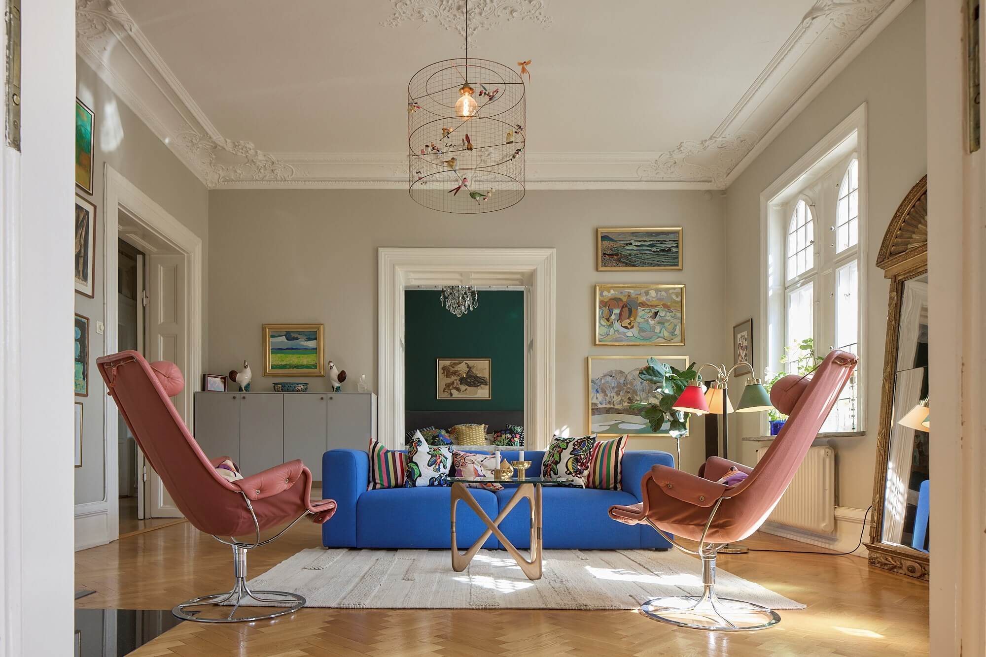 canapé bleu dans salon sol parquet à chevrons moulures décoration design scandinave canapé bleu dans salon sol parquet à chevrons moulures décoration design scandinave