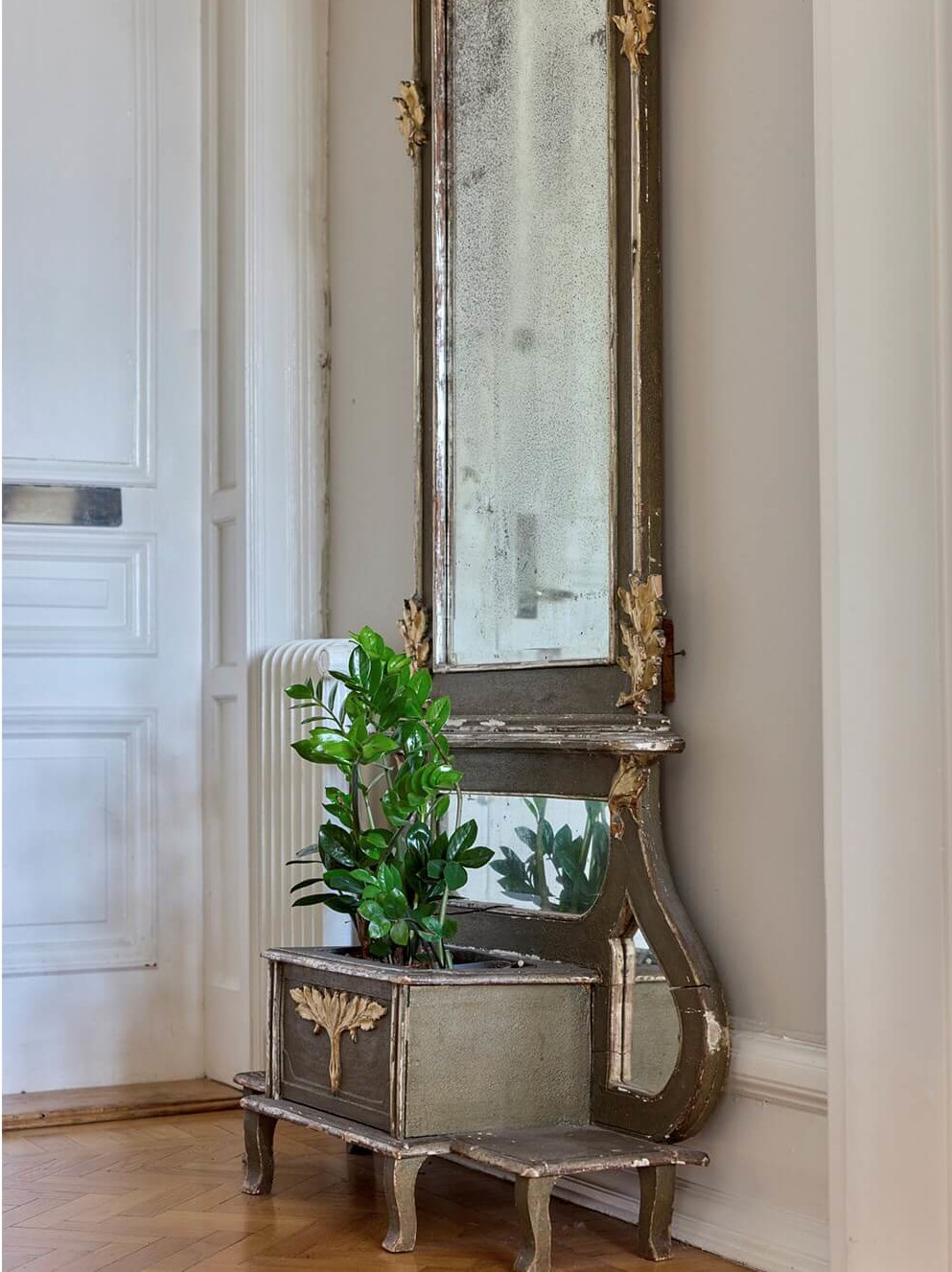 couloir avec parquet chevrons et moulures style haussmannien couloir avec parquet chevrons et moulures style haussmannien
