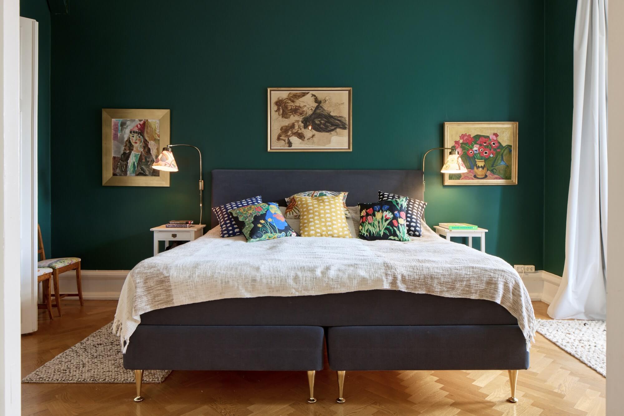 chambre murs verts sol parquet à chevrons moulures décoration design scandinave chambre murs verts sol parquet à chevrons moulures décoration design scandinave