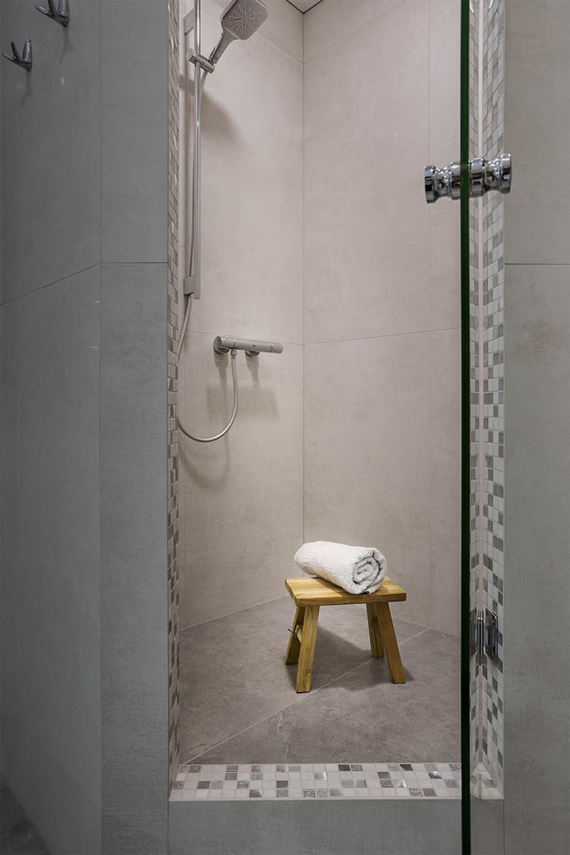 salle de bain design blanche et beige