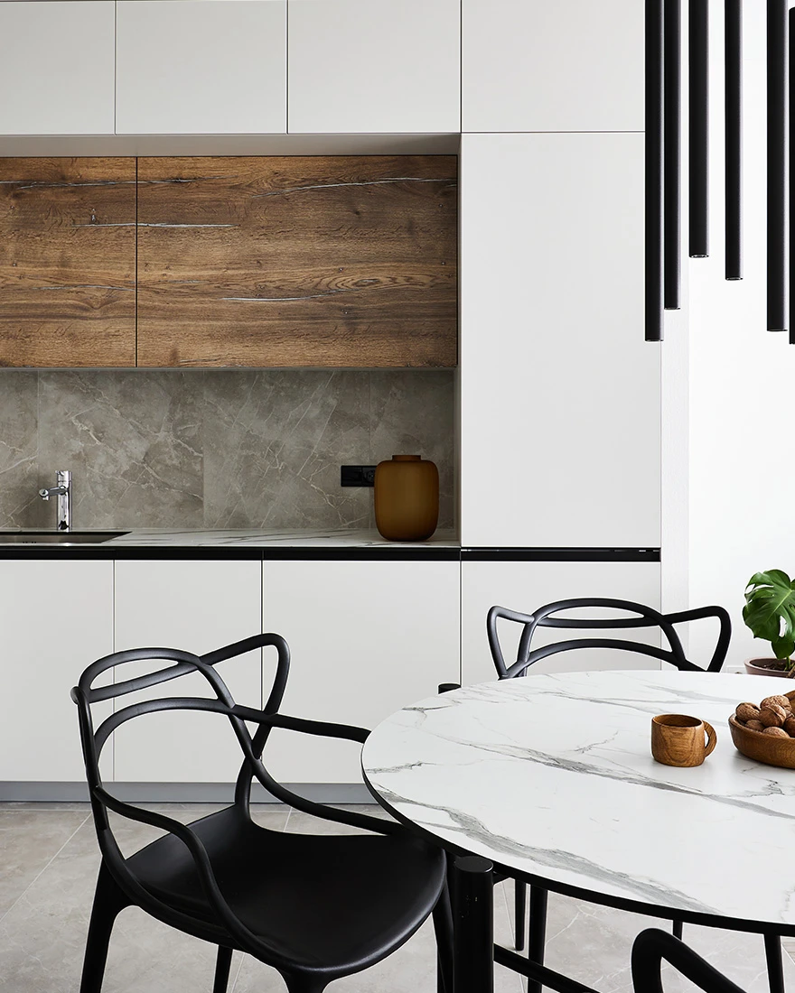 cuisine blanche en angle ouverte et salle à manger design deux-pièces 51m2