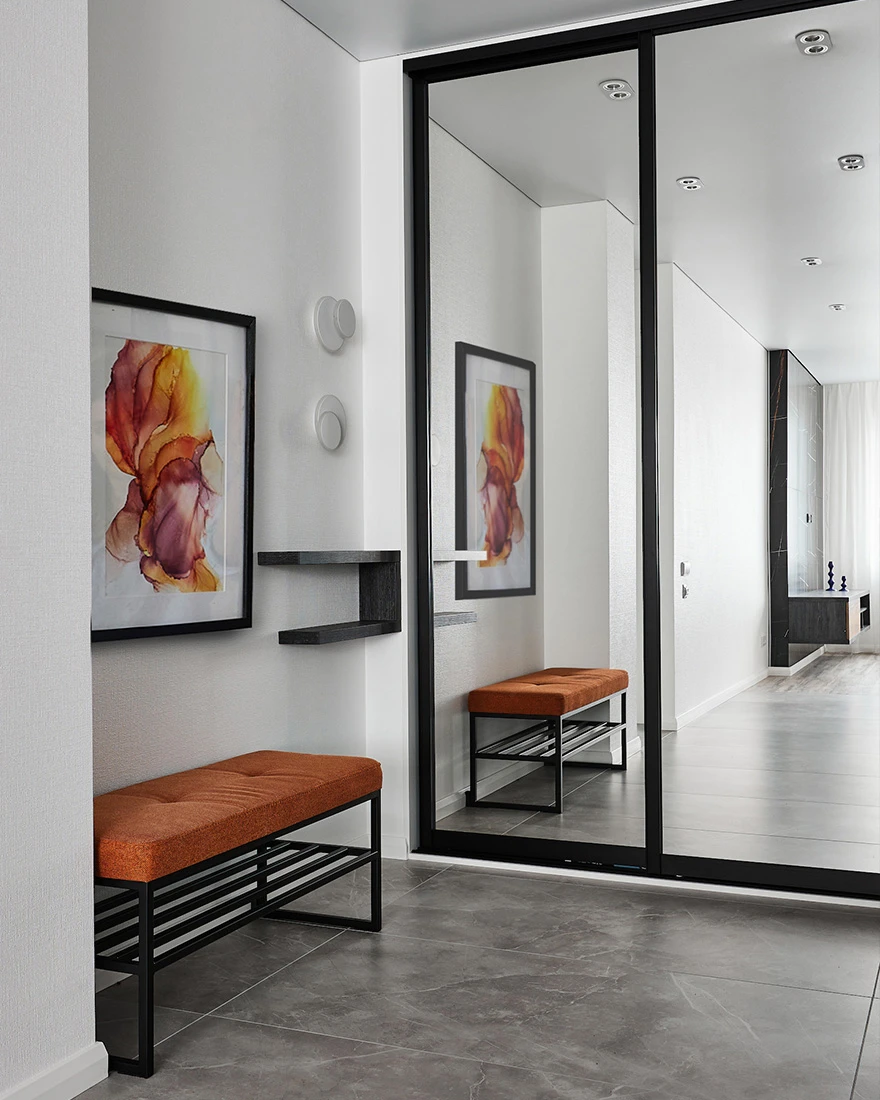 entrée avec banc et placard miroir