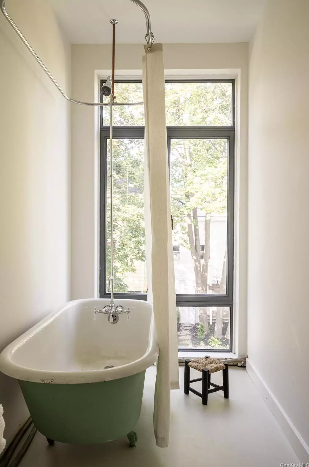 salle de bain vintage avec fenêtre sur jardin