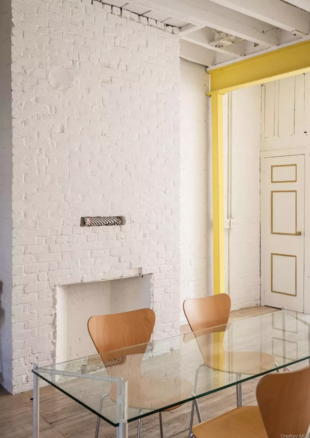 salle à manger design mur de briques peintes en blanc maison de ville ancienne Hudson