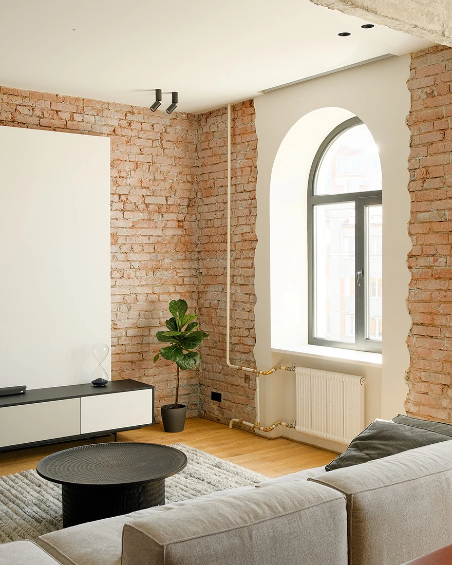 salon avec fenêtre cintrée et mur de briques appartement 68m2 aux espaces ouverts style loft salon avec fenêtre cintrée et mur de briques appartement 68m2 aux espaces ouverts style loft