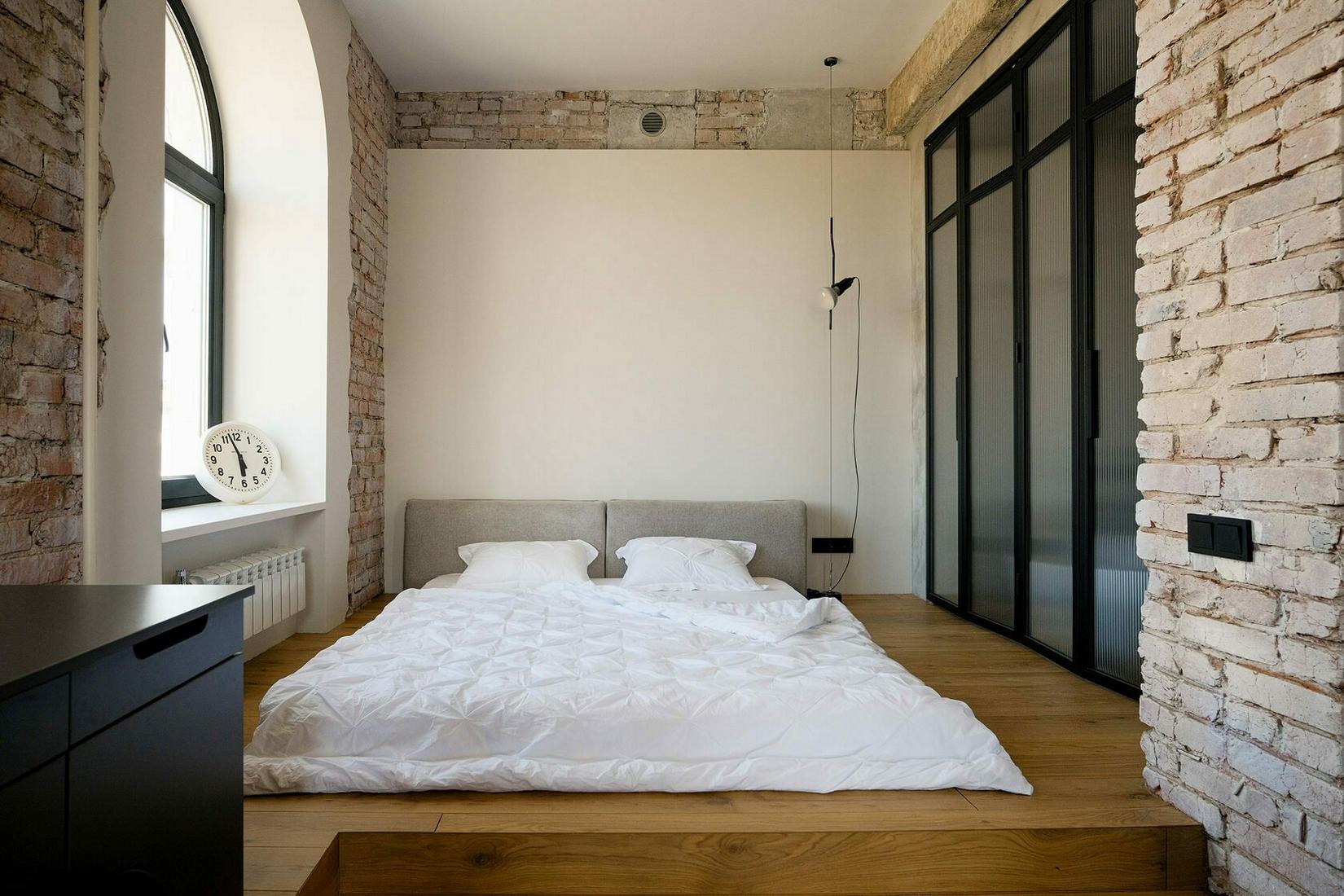 chambre avec mur verrière appartement 68m2 aux espaces ouverts style loft fenêtre cintrée murs briques chambre avec mur verrière appartement 68m2 aux espaces ouverts style loft fenêtre cintrée murs briques
