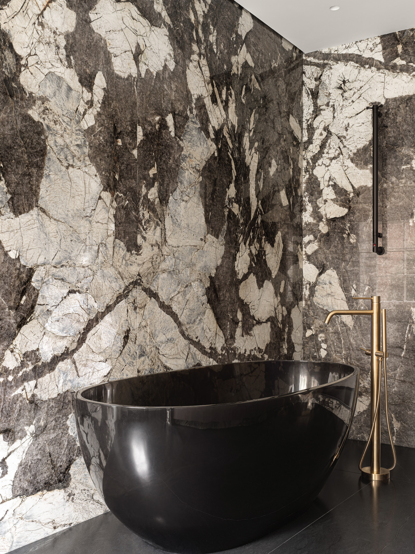 salle de bain design avec baignoire îlot murs marbre noir et blanc salle de bain design avec baignoire îlot murs marbre noir et blanc