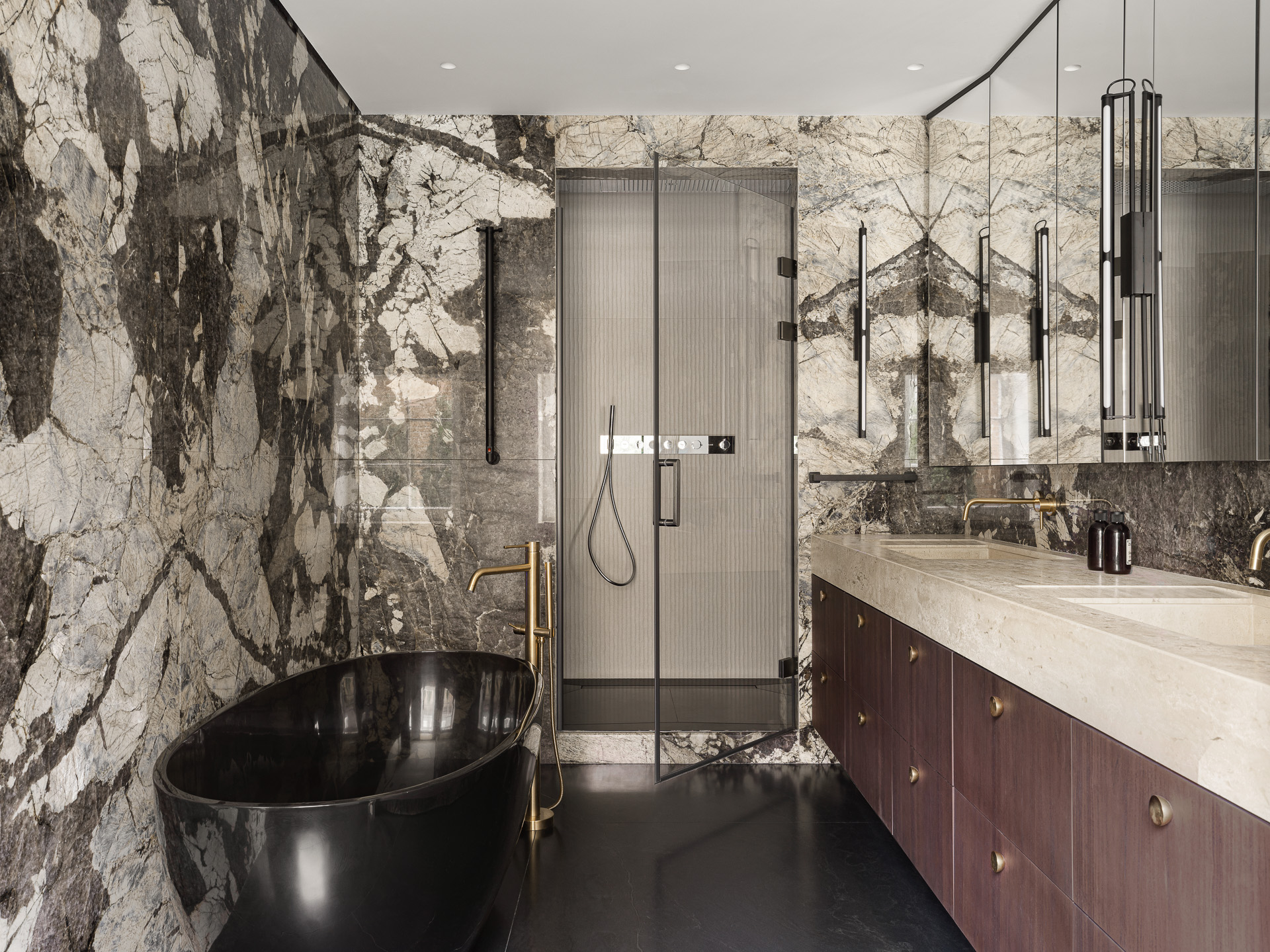 salle de bain design avec baignoire îlot murs marbre noir et blanc salle de bain design avec baignoire îlot murs marbre noir et blanc