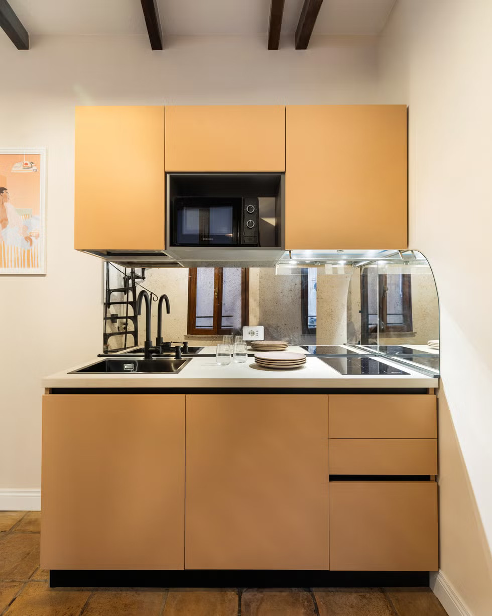 cuisine jaune beurre appartement 50m2 ancien à Rome rénové par architecte cuisine jaune beurre appartement 50m2 ancien à Rome rénové par architecte