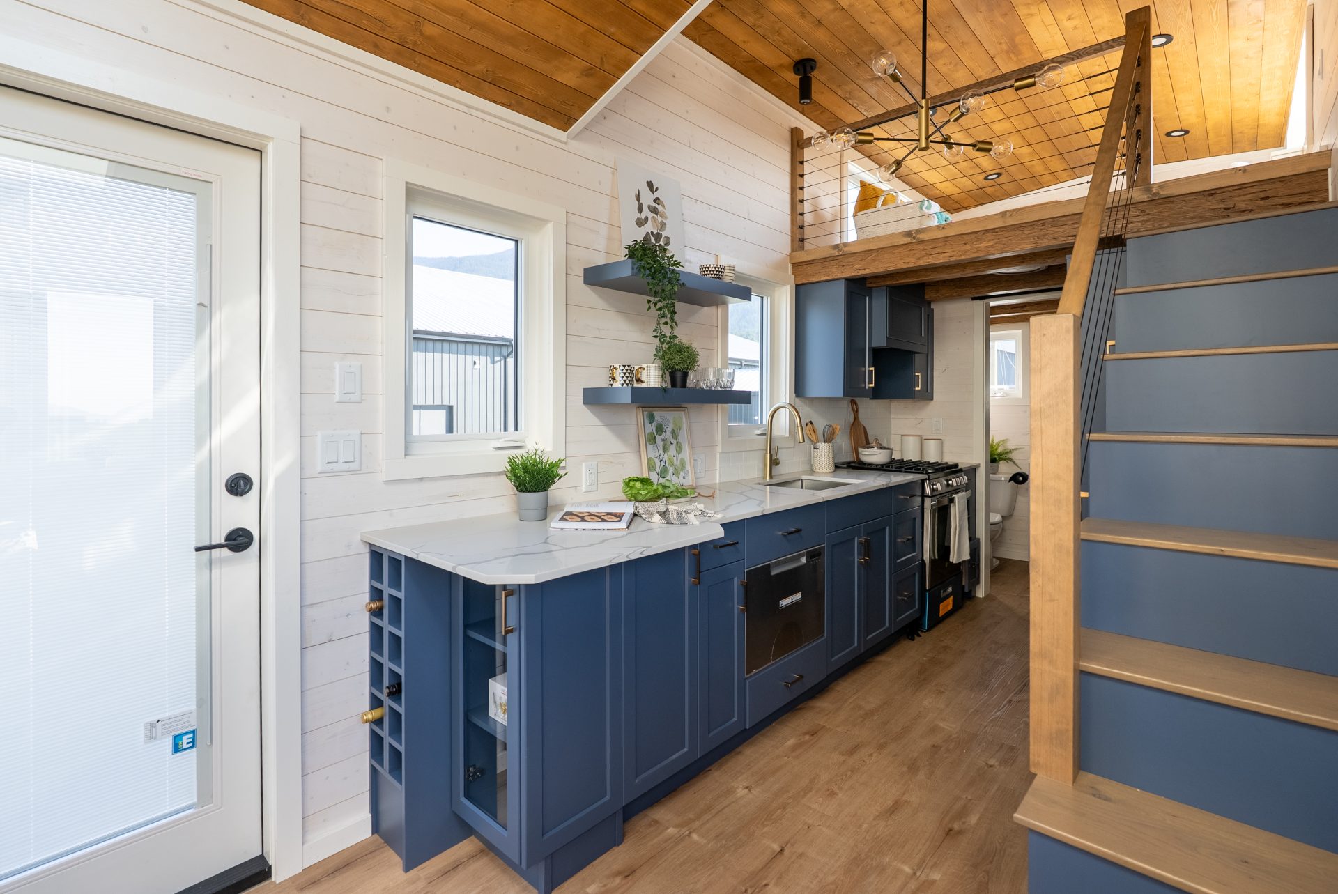 cuisine avec mezzanine tiny house 28m2 Gambier par Rover Tiny Homes cuisine avec mezzanine tiny house 28m2 Gambier par Rover Tiny Homes