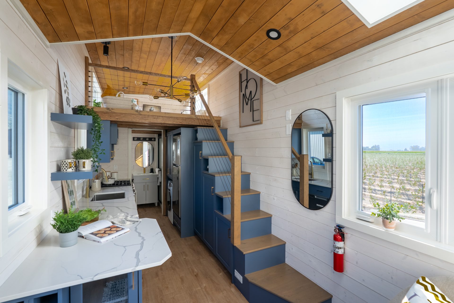 cuisine avec mezzanine tiny house 28m2 Gambier par Rover Tiny Homes cuisine avec mezzanine tiny house 28m2 Gambier par Rover Tiny Homes