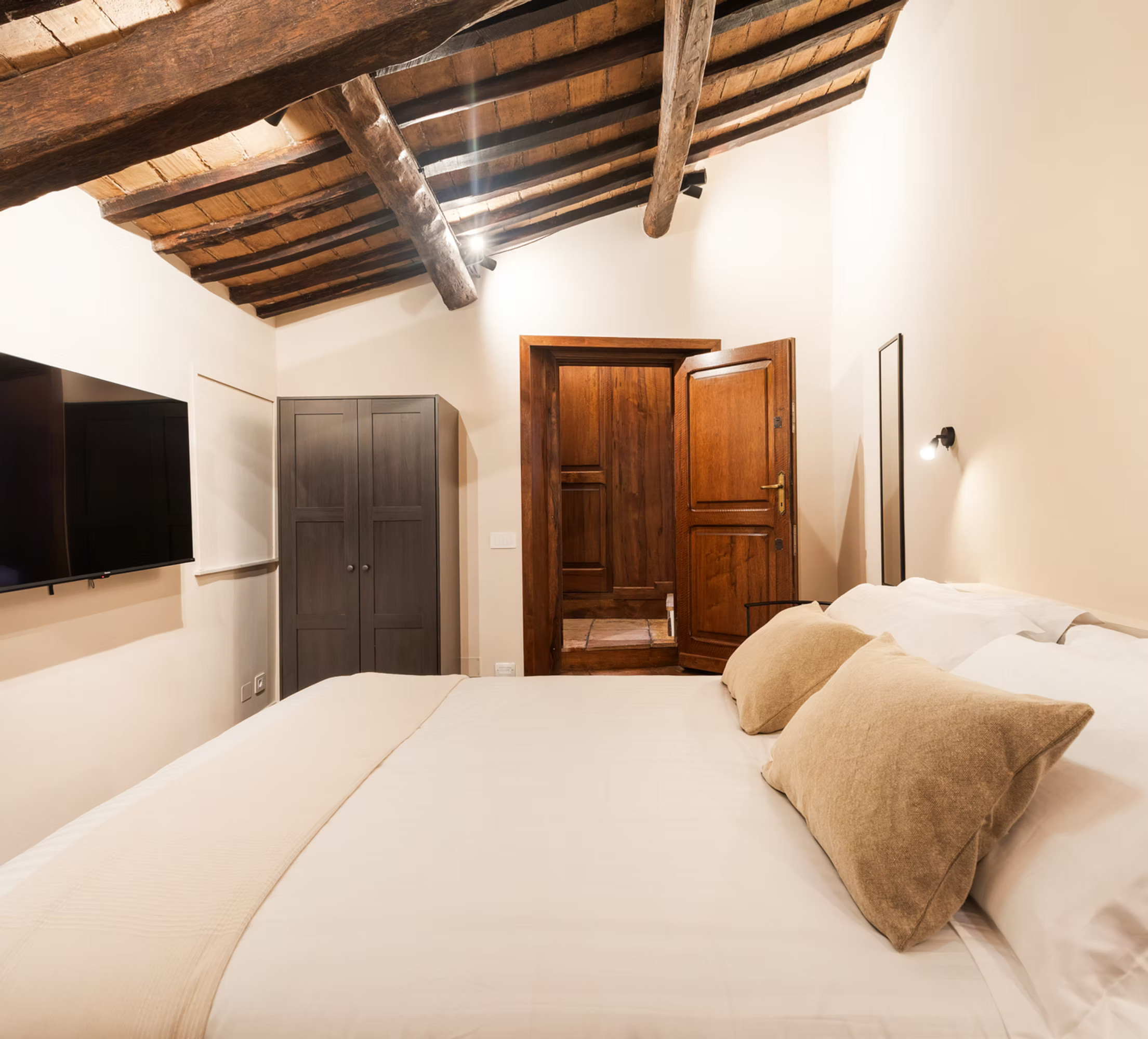 chambre avec poutres appartement 50m2 ancien à Rome rénové par architecte chambre avec poutres appartement 50m2 ancien à Rome rénové par architecte