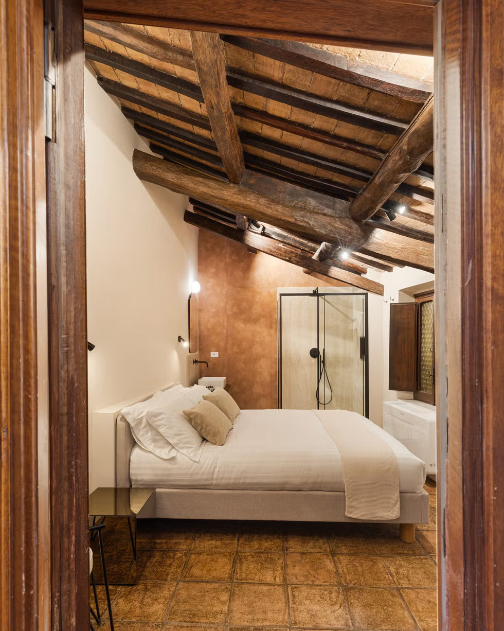 chambre avec poutres appartement 50m2 ancien à Rome rénové par architecte chambre avec poutres appartement 50m2 ancien à Rome rénové par architecte