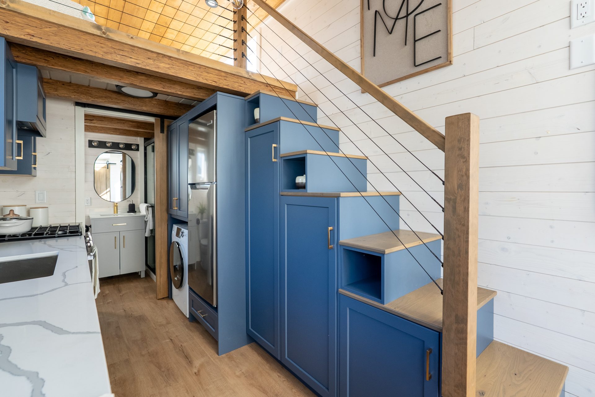 cuisine avec mezzanine tiny house 28m2 Gambier par Rover Tiny Homes cuisine avec mezzanine tiny house 28m2 Gambier par Rover Tiny Homes