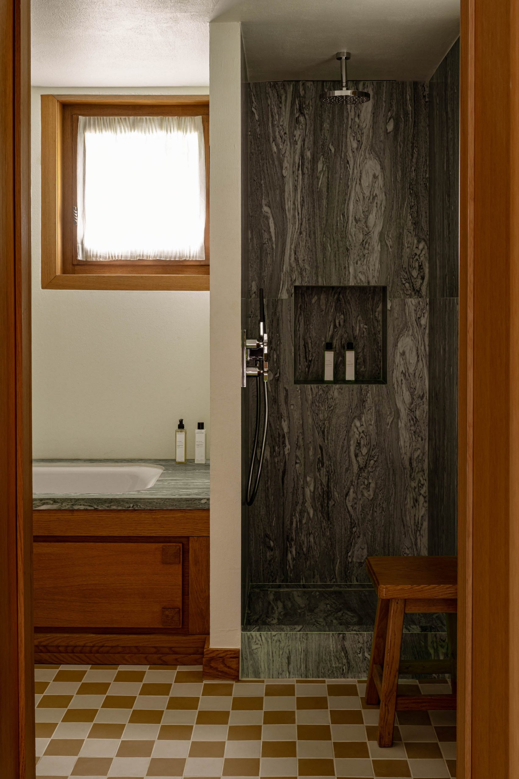 salle de bain marbre et bois sol à damier chalet Mégève Le Sarto Iconic House salle de bain marbre et bois sol à damier chalet Mégève Le Sarto Iconic House