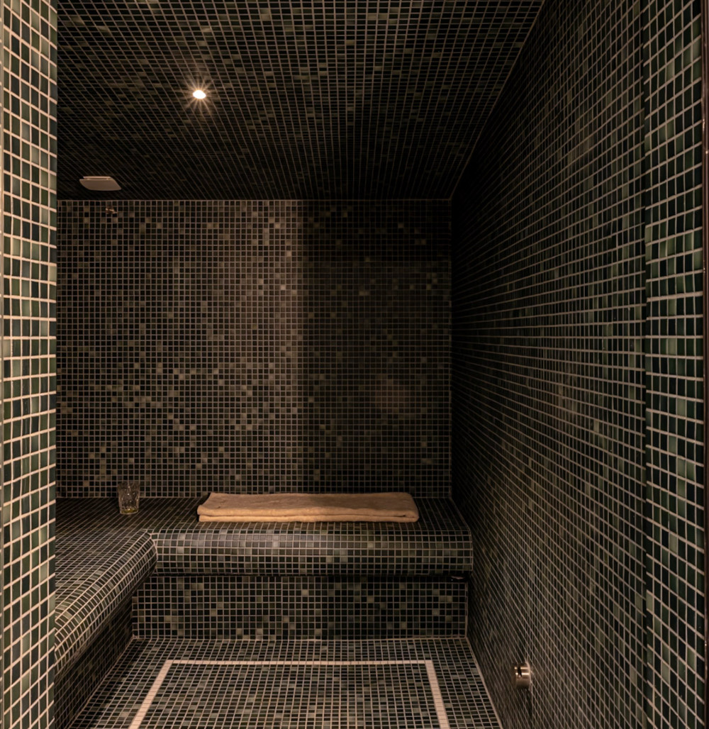 sauna carrelé noir Le Sarto Iconic House sauna carrelé noir Le Sarto Iconic House