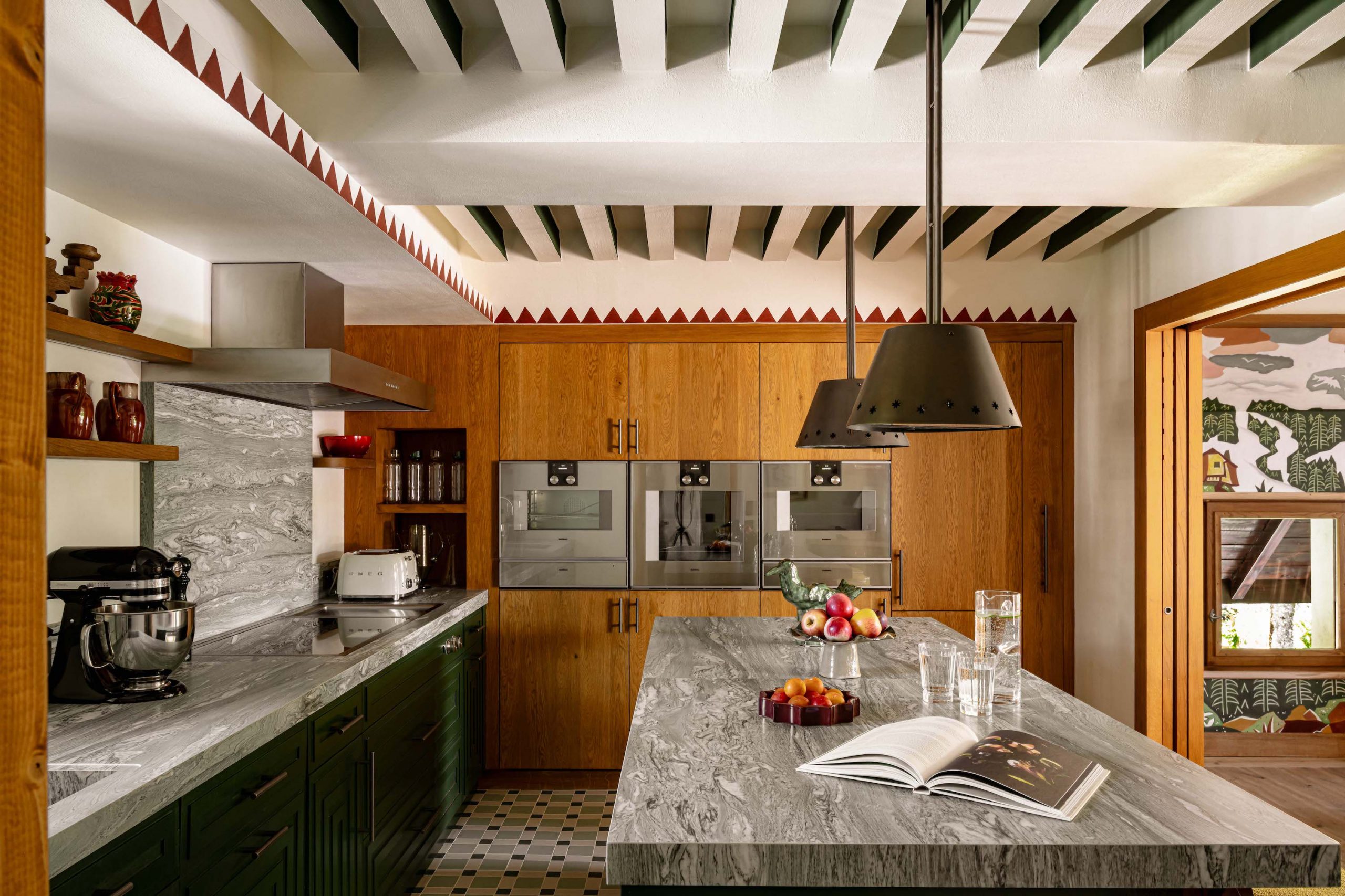 cuisine ouverte bois et vert chalet Mégève Le Sarto Iconic House cuisine ouverte bois et vert chalet Mégève Le Sarto Iconic House