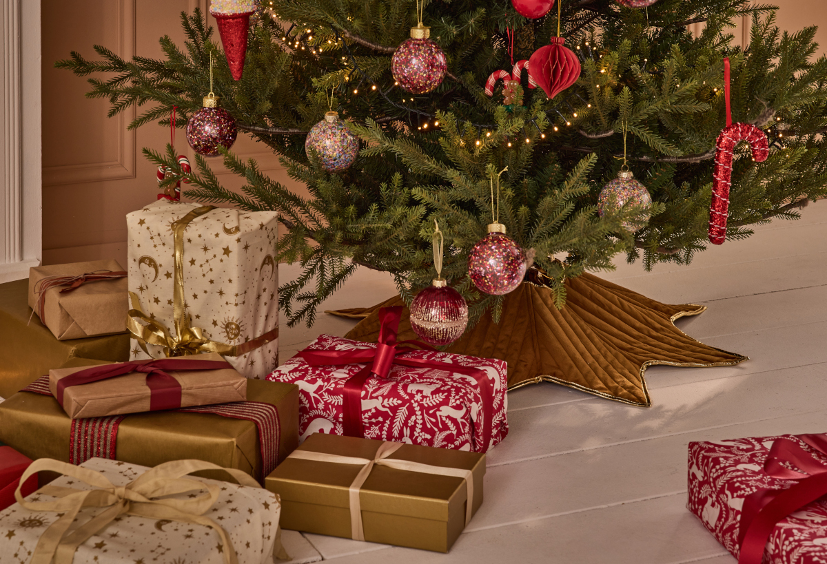 sapin rouge et vert paquets cadeaux or et rouge sapin rouge et vert paquets cadeaux or et rouge