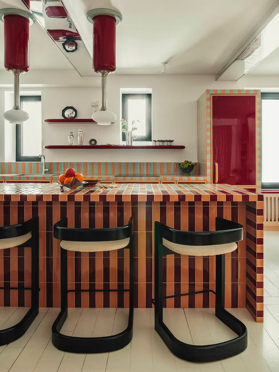 cuisine ouverte carrelage terracotta et vert appartement 60m2 Paris décoration contemporaine cuisine ouverte carrelage terracotta et vert appartement 60m2 Paris décoration contemporaine